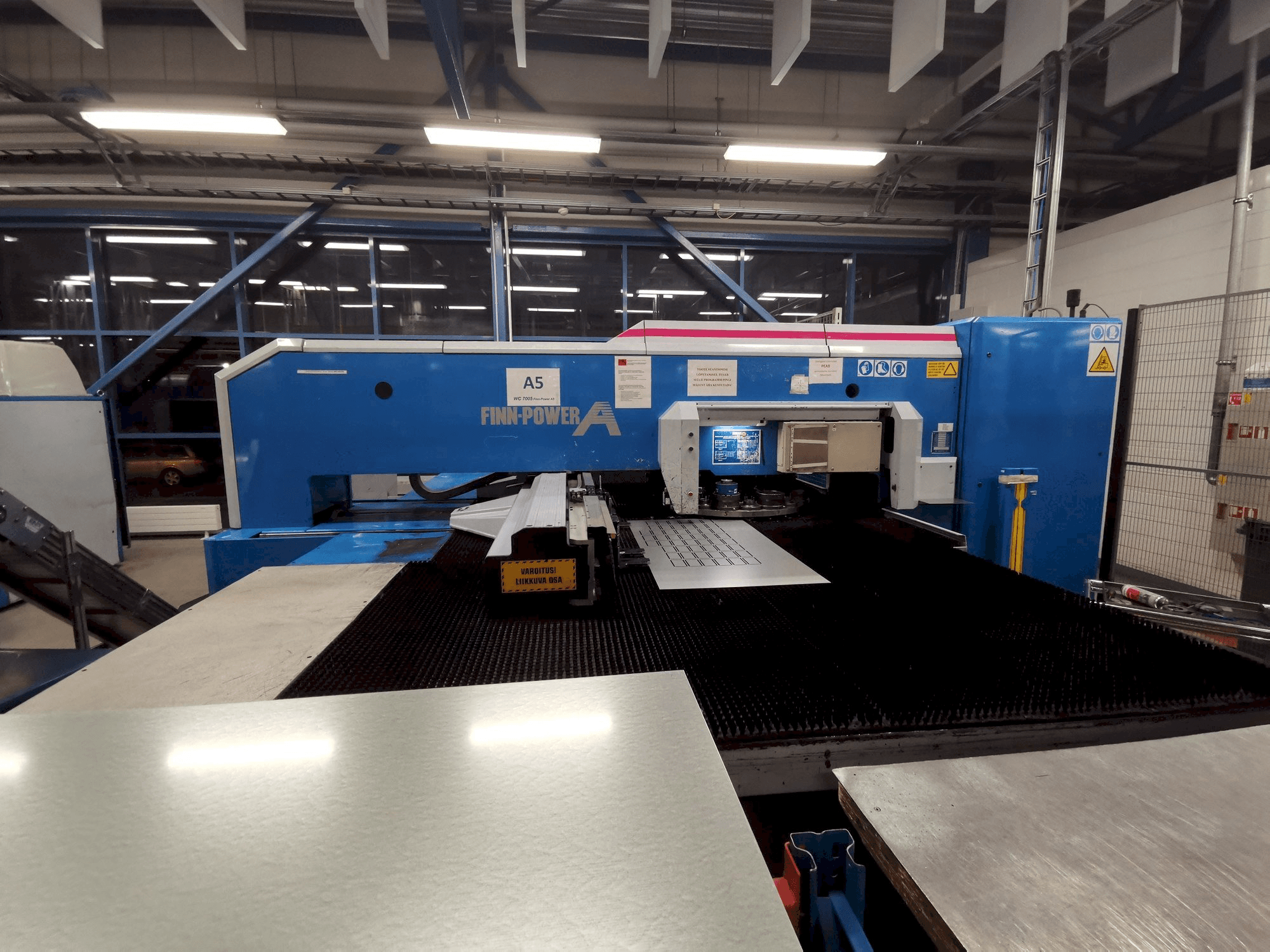 Widok z przodu maszyny Finn-Power A5-20SB