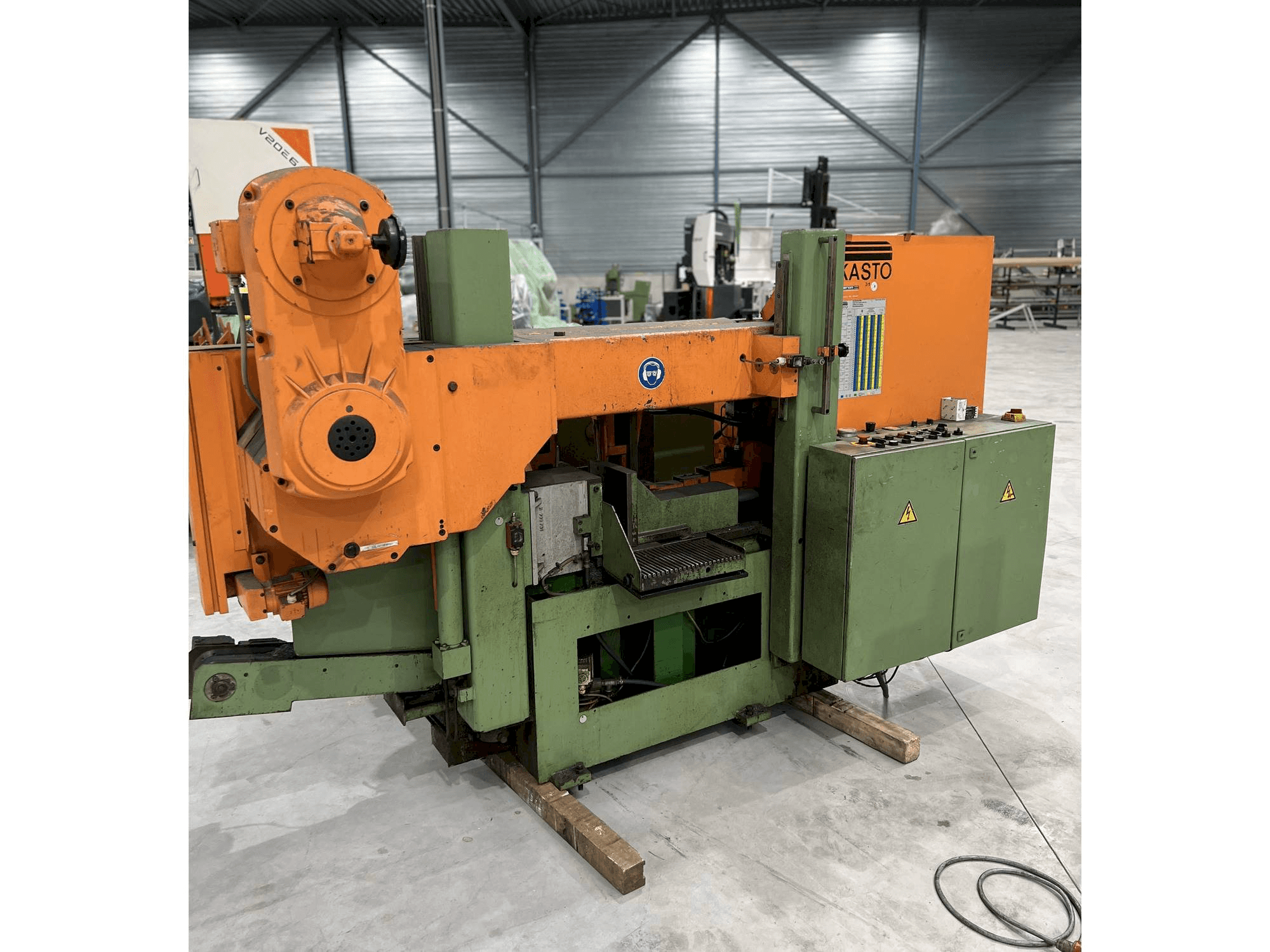 Widok z przodu maszyny KASTO HBA 360 AU