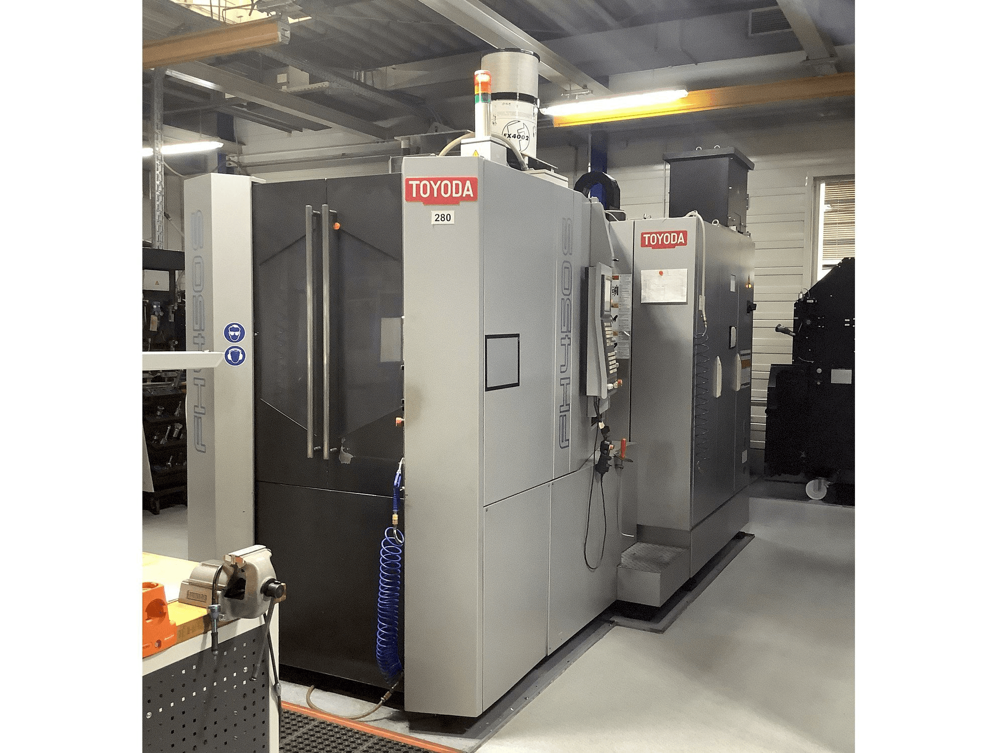 Widok z przodu maszyny TOYODA FH 450S