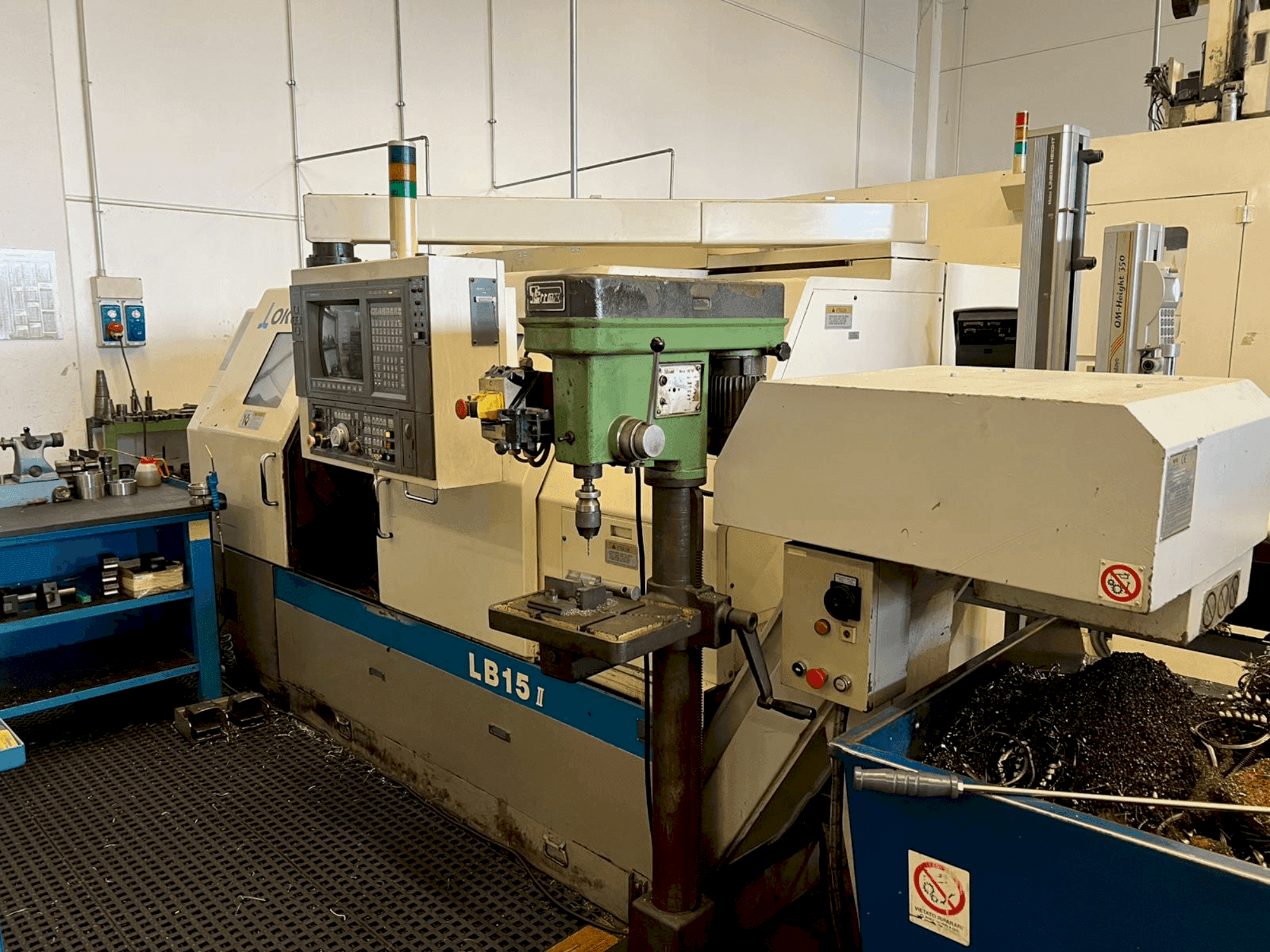 Widok z przodu maszyny Okuma LB15-II