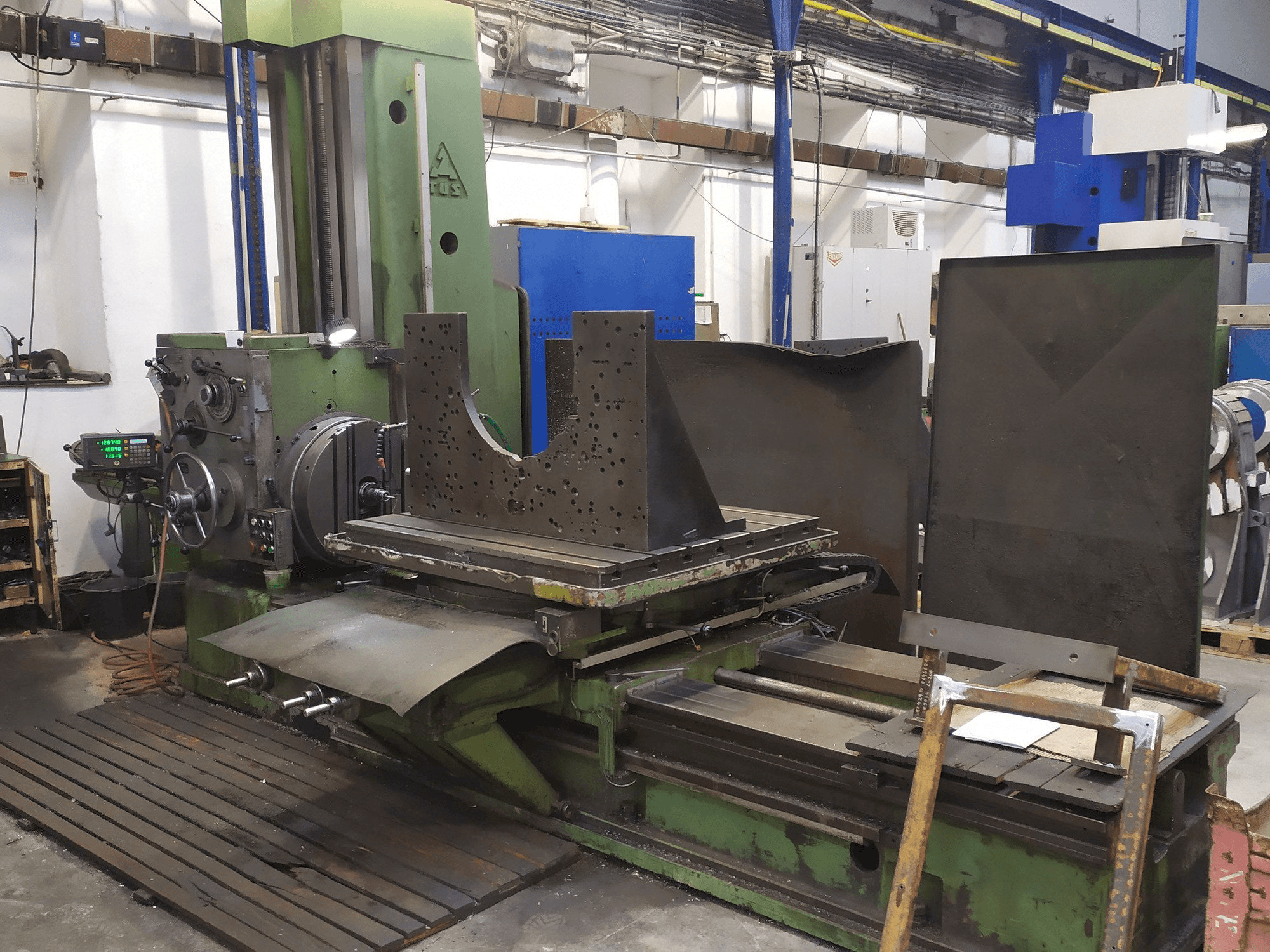 Widok z przodu maszyny TOS H 100