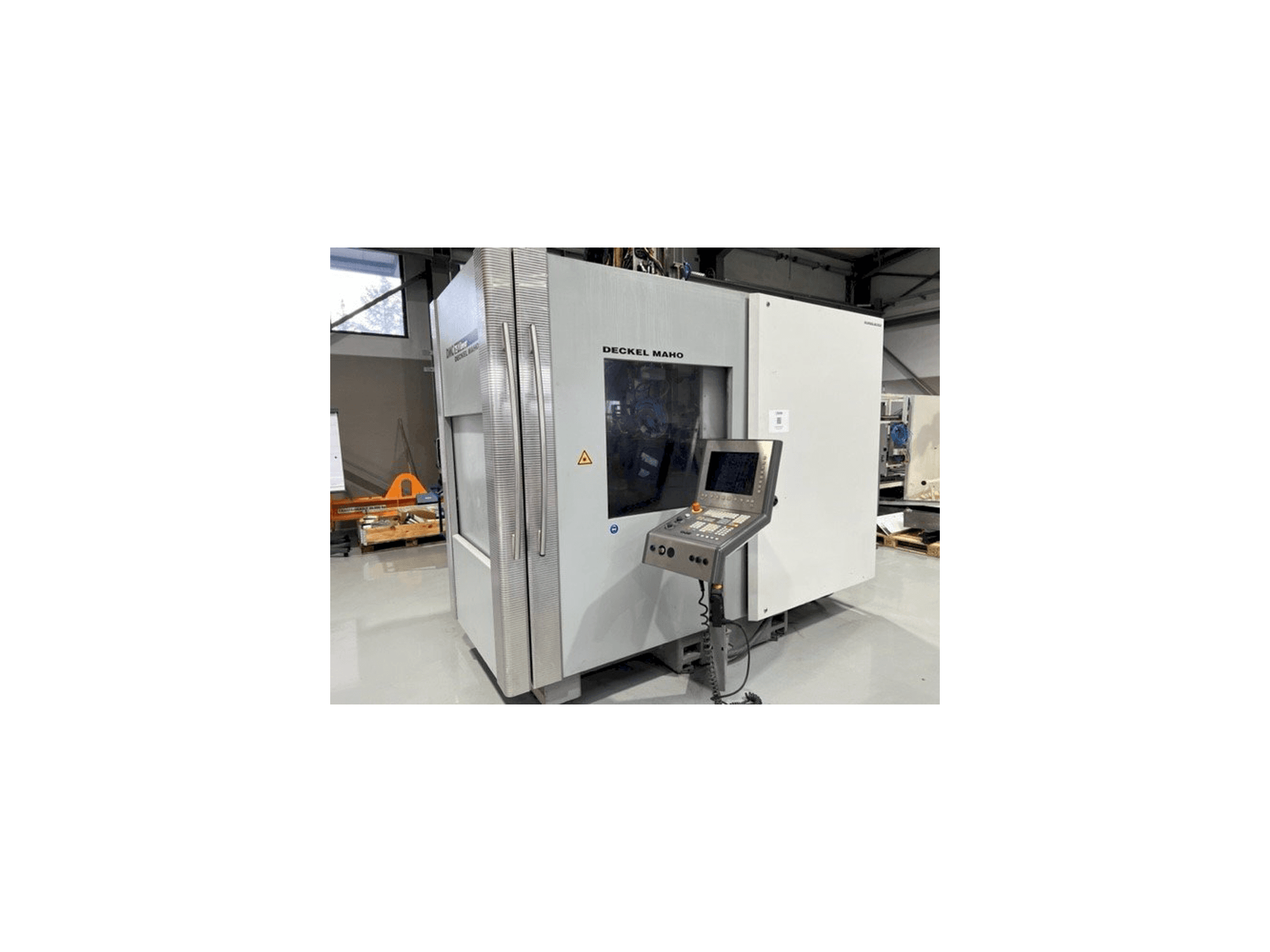 Widok z przodu maszyny DECKEL MAHO DMC 75 V linear