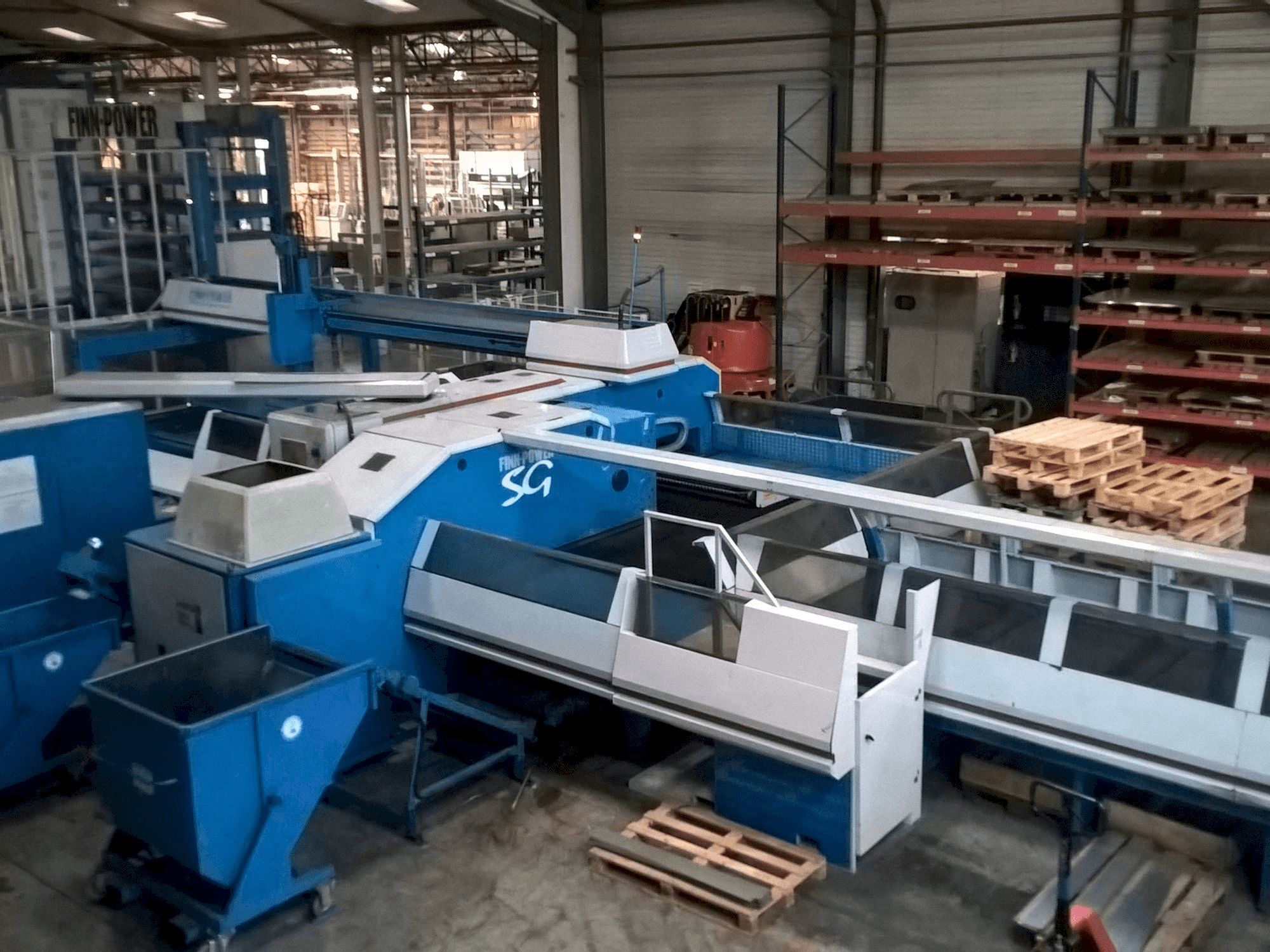 Widok z przodu maszyny Finn-Power SG6