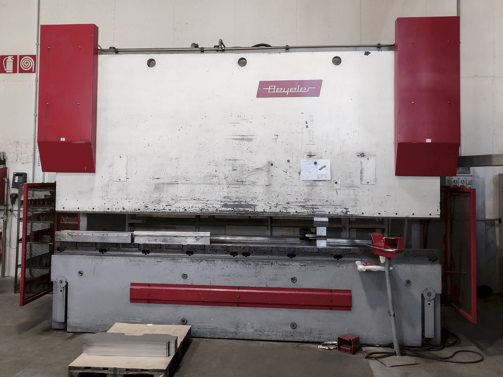 Widok z przodu maszyny BEYELER PR6