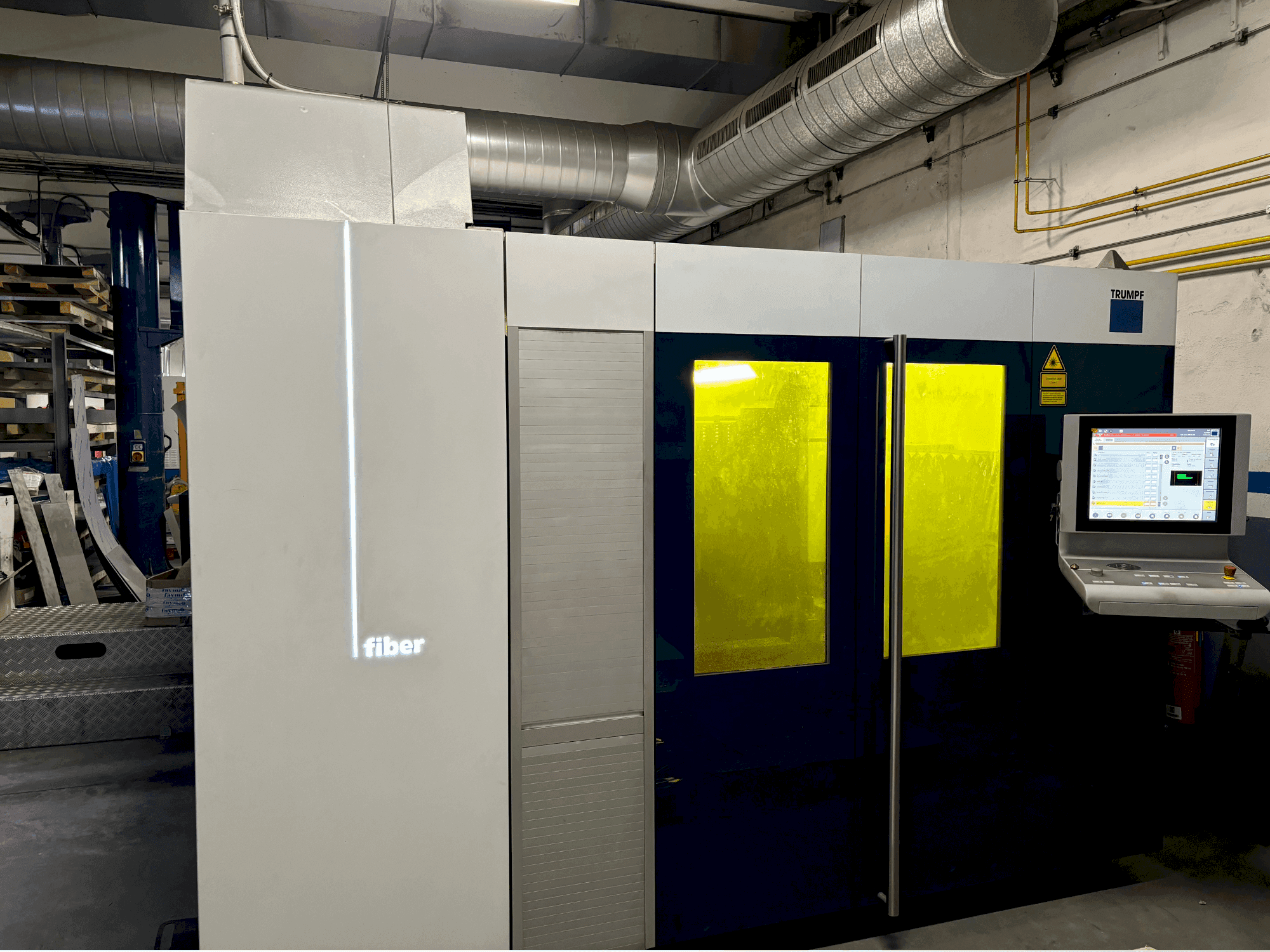 Widok z przodu maszyny TRUMPF TRULASER 3030 FIBER