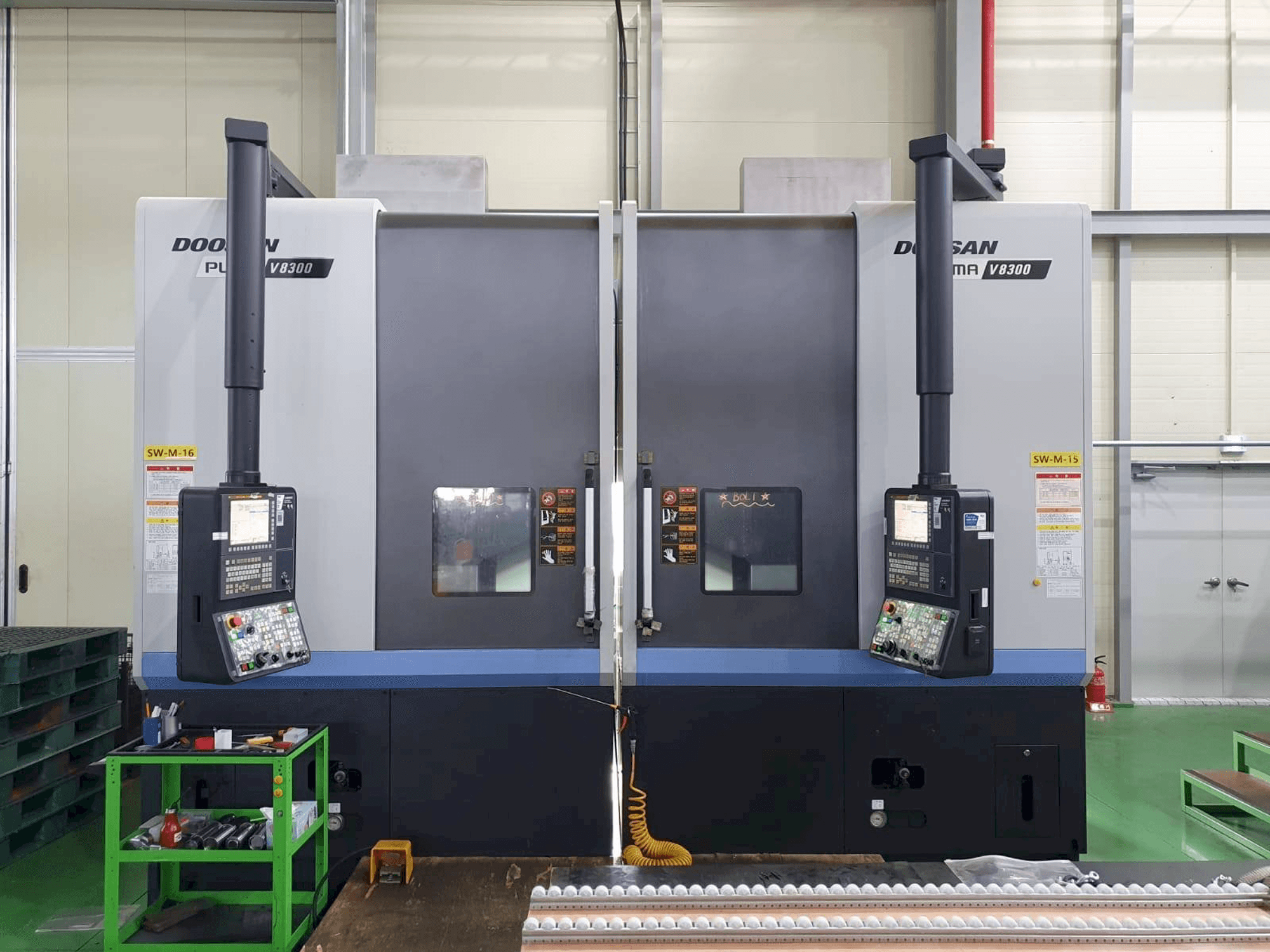 Widok z przodu maszyny Doosan V8300R