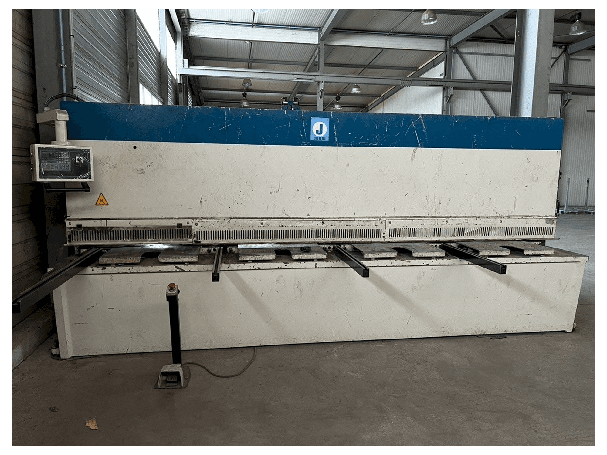 Widok z przodu maszyny JORDI CH 413