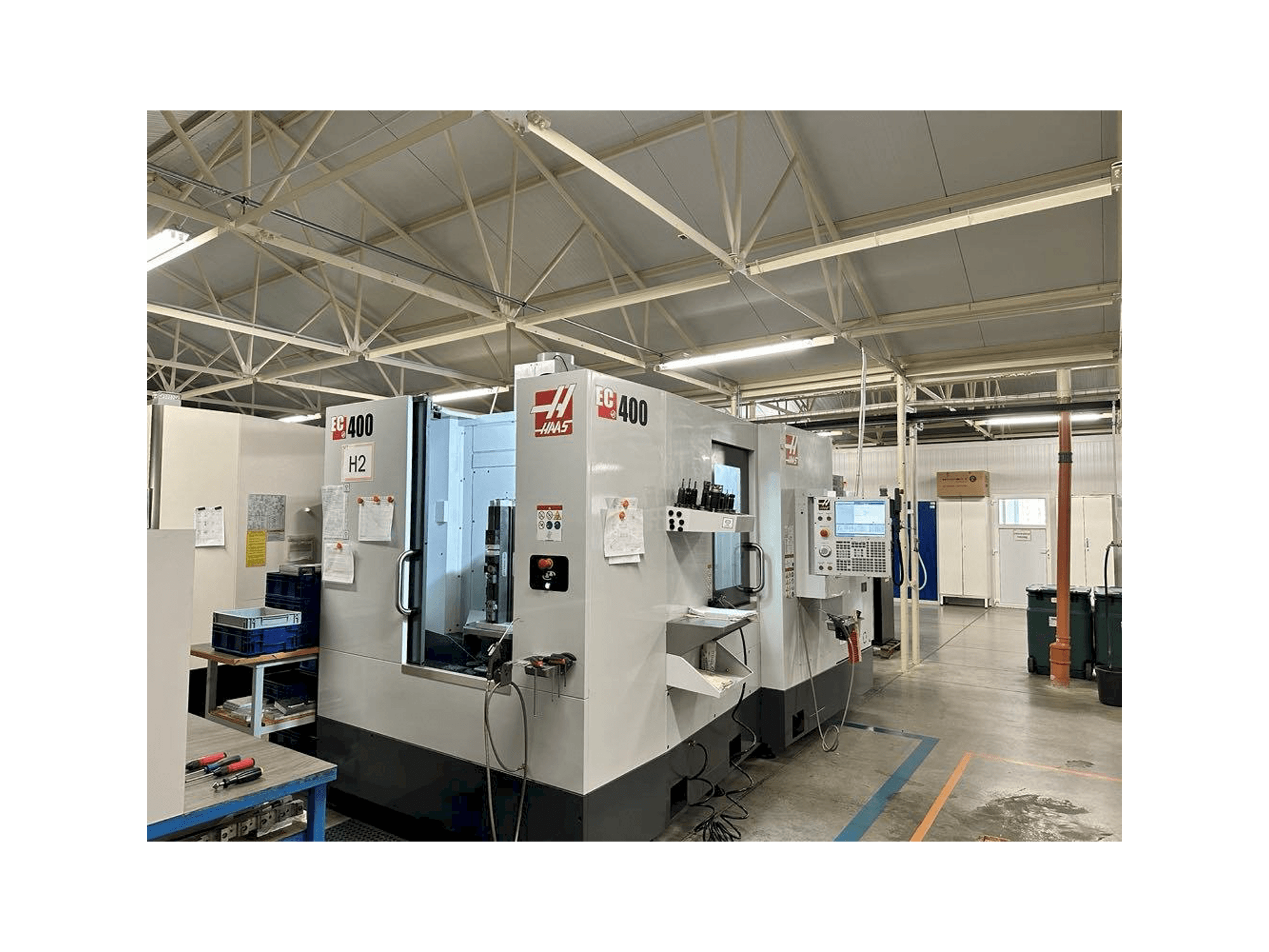 Widok z przodu maszyny HAAS EC-400
