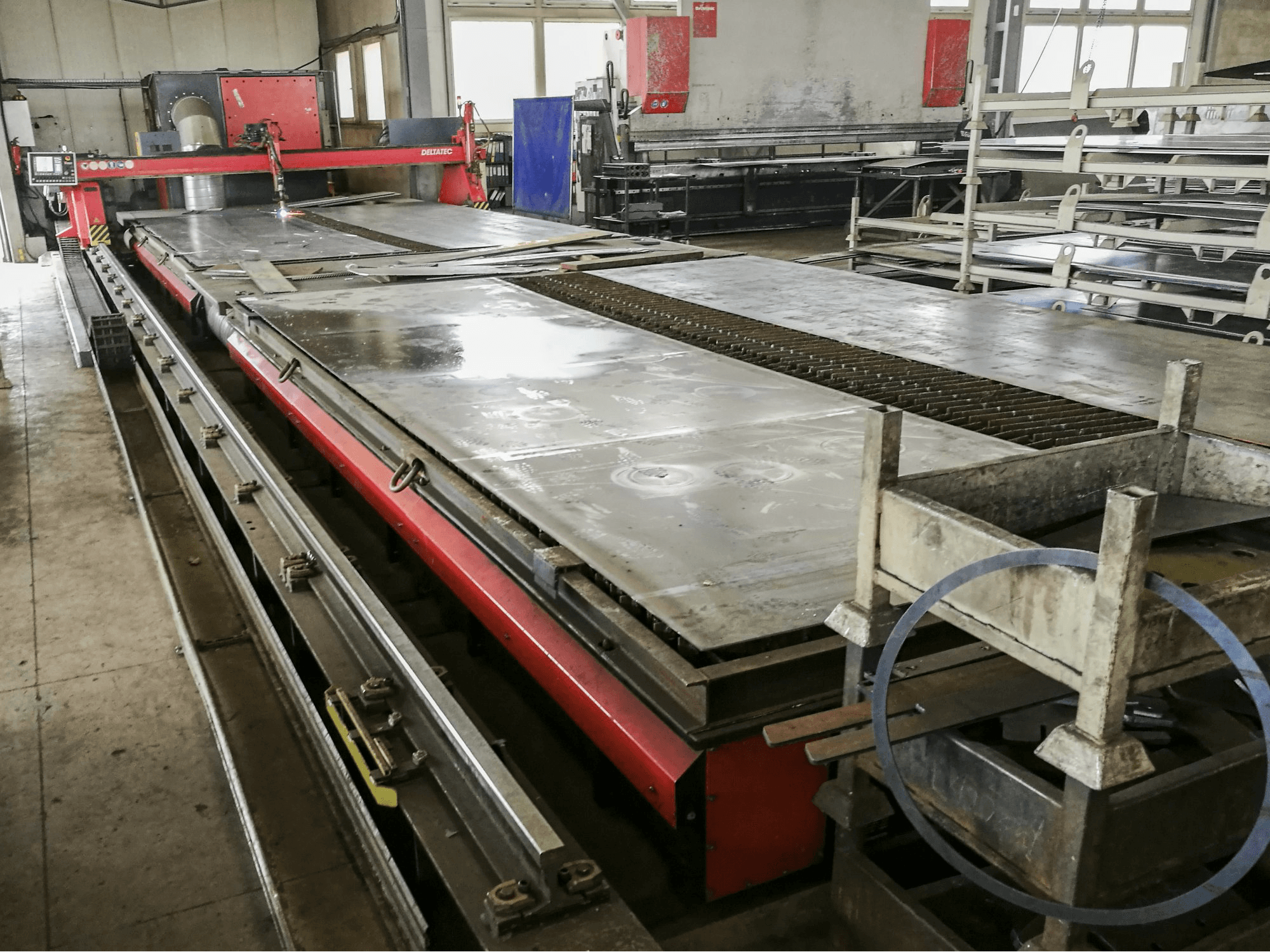 Widok z lewej maszyny KOIKE DELTATEC