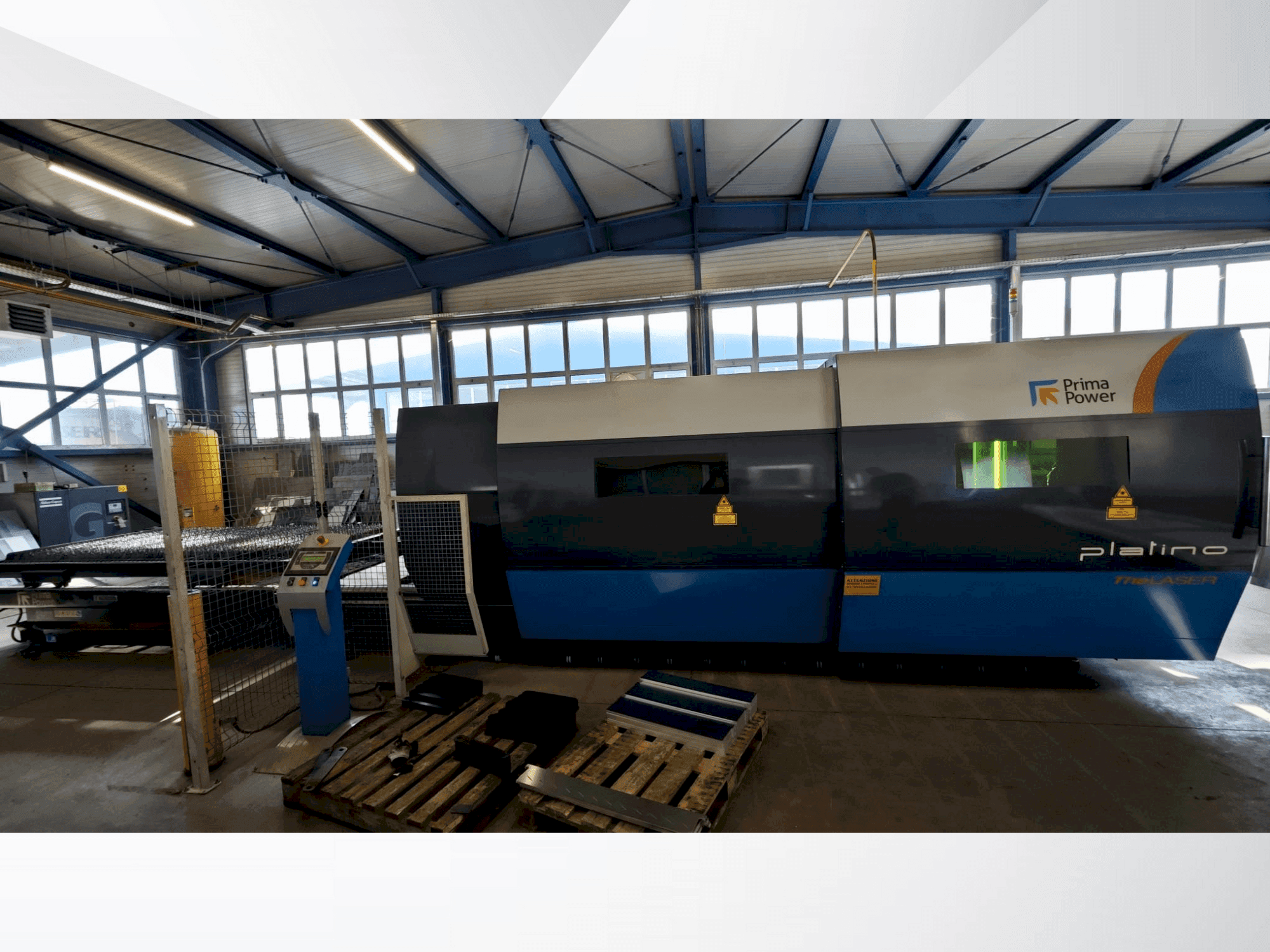 Widok z przodu maszyny Prima Power PLATINO FIBER