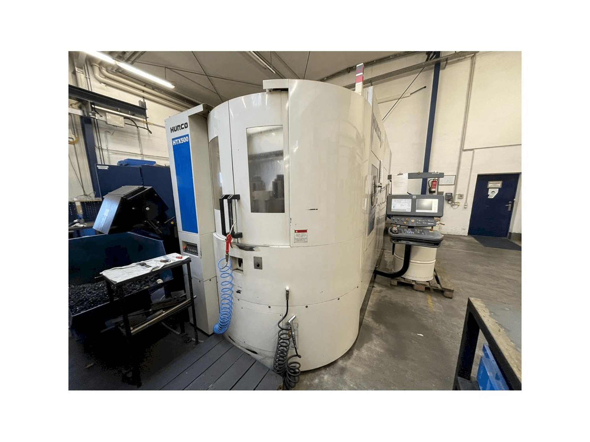Widok z przodu maszyny Hurco HTX 500