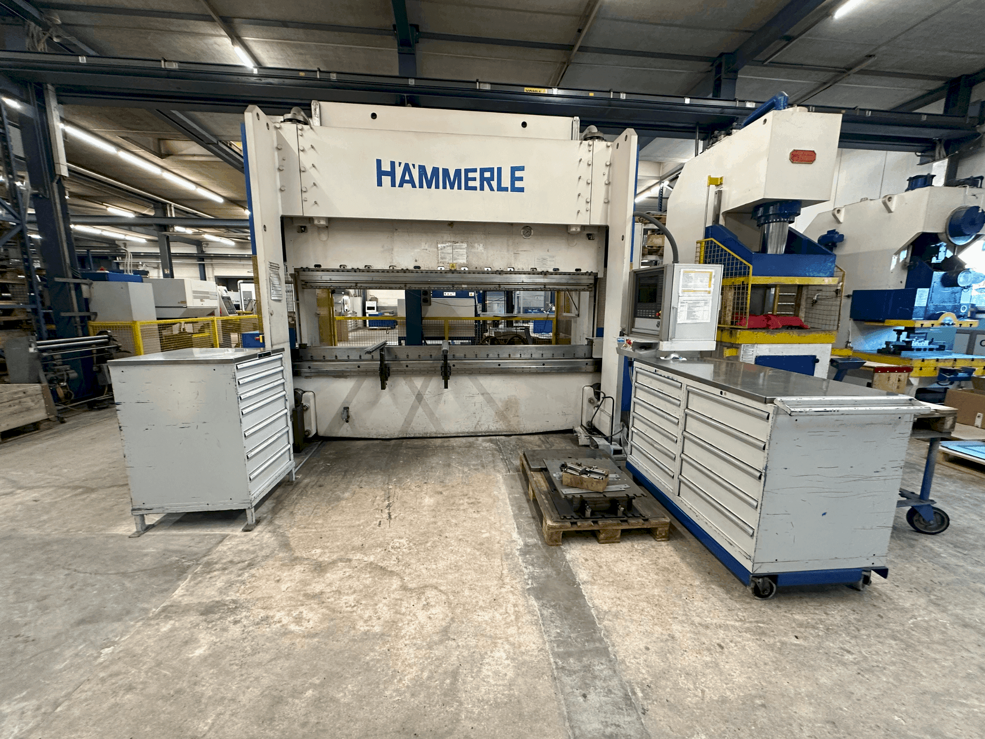 Widok z przodu maszyny HAMMERLE BM 200 - 3100