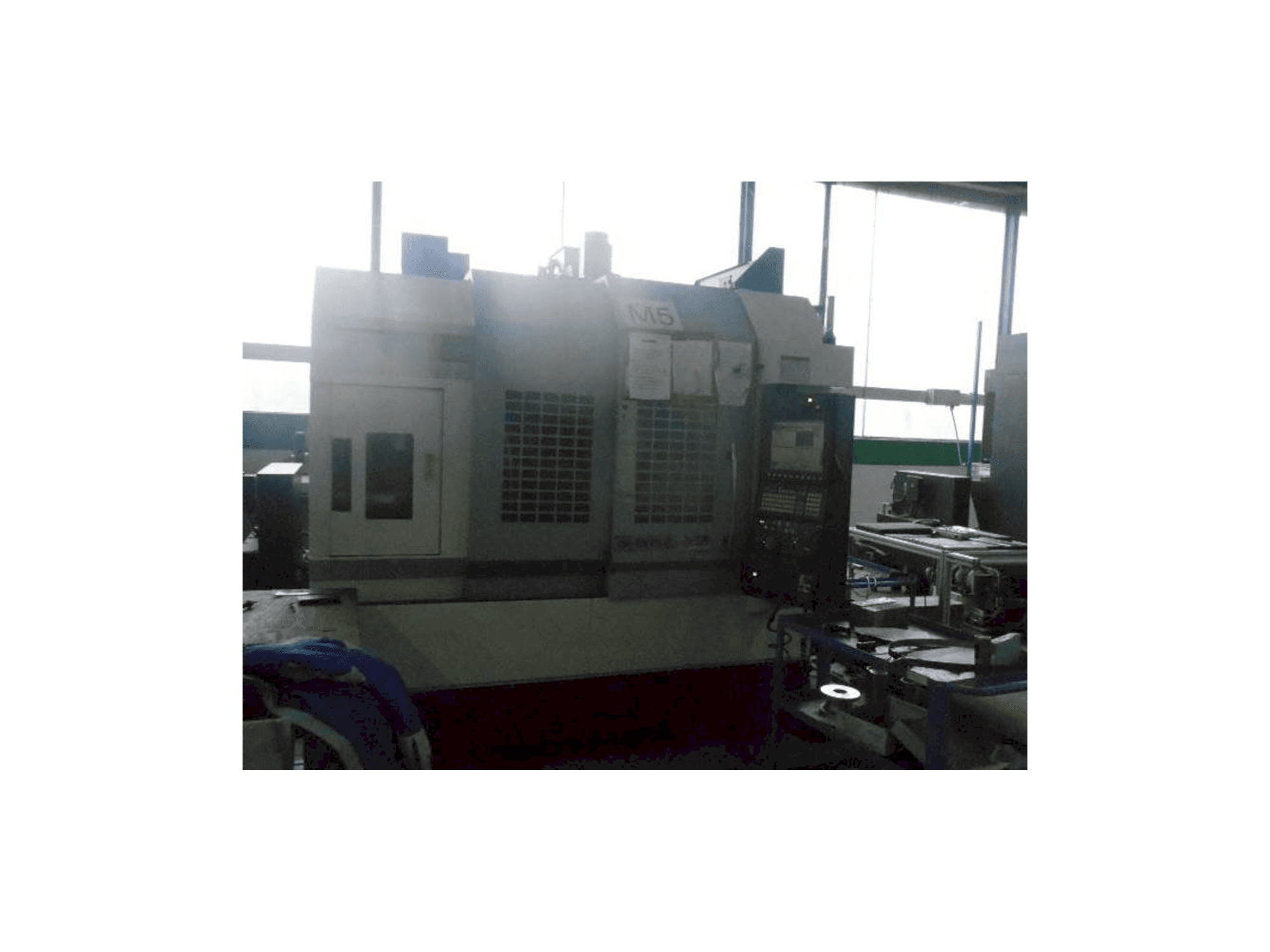 Widok z przodu maszyny Okuma GENOS M560R-V