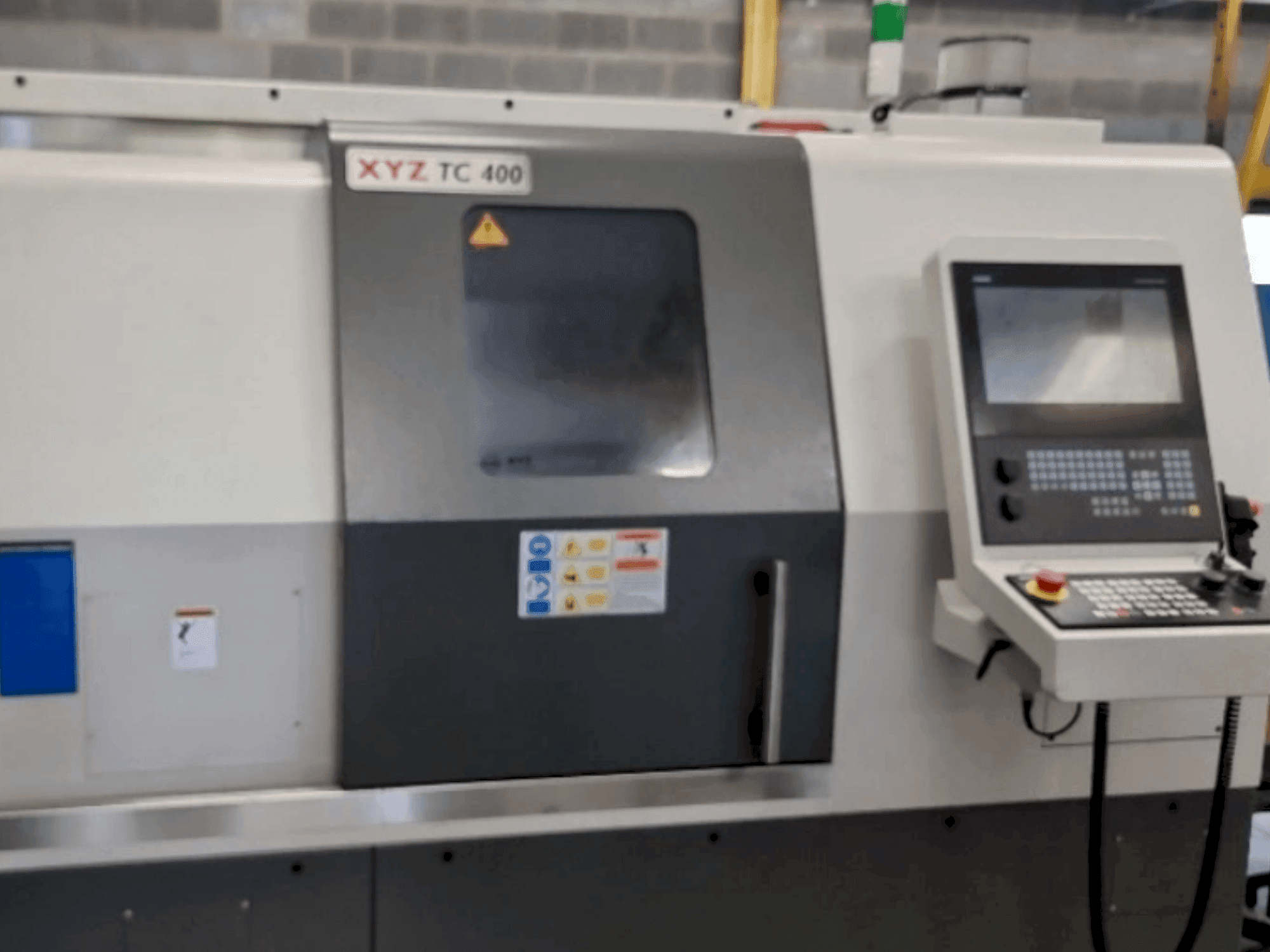 Widok z przodu maszyny XYZ TC 400