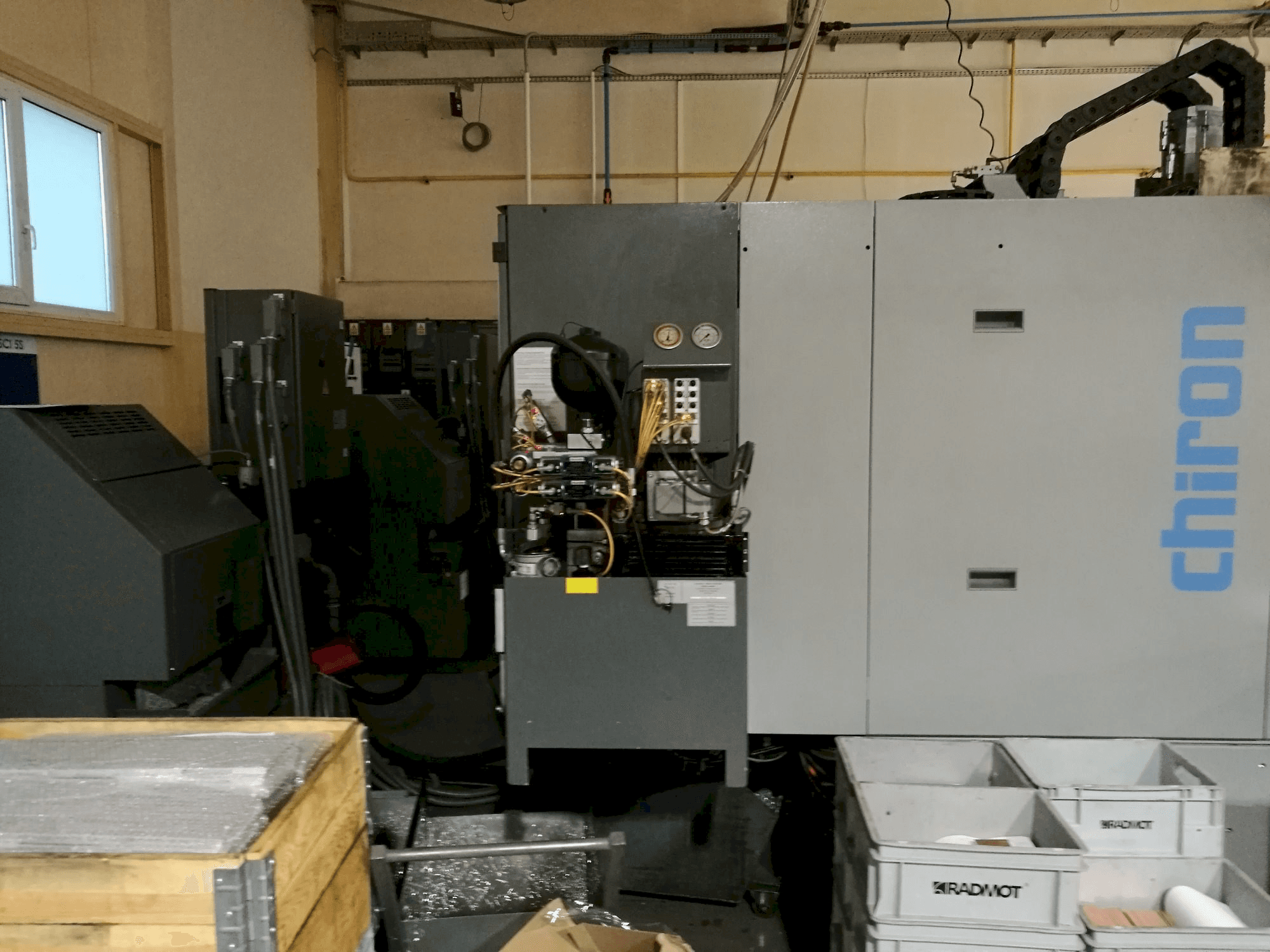 Widok z przodu maszyny CHIRON FZ 12 KS