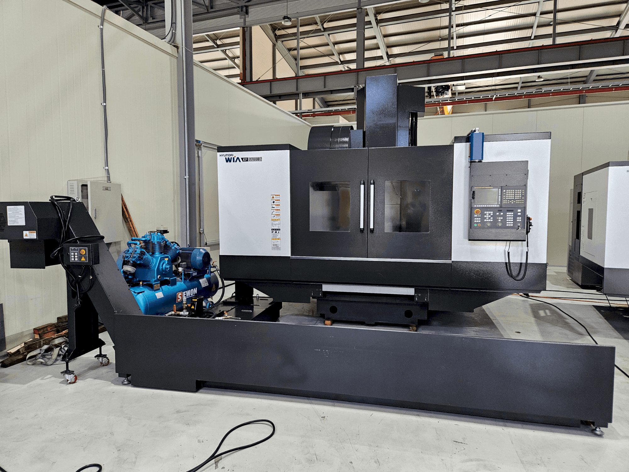 Widok z przodu maszyny Hyundai Wia WIA KF 7700 B