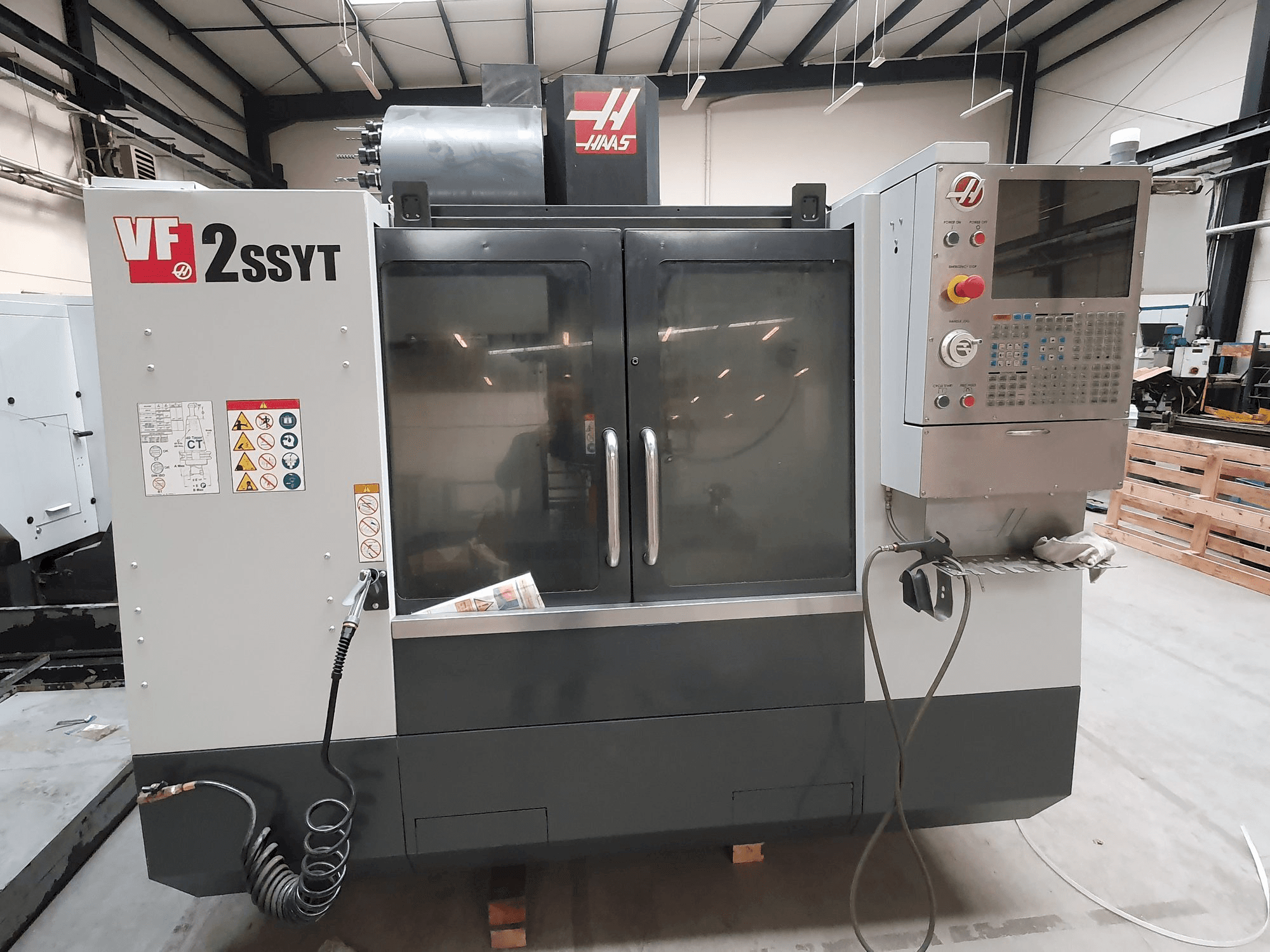 Widok z przodu maszyny HAAS VF-2SSYT