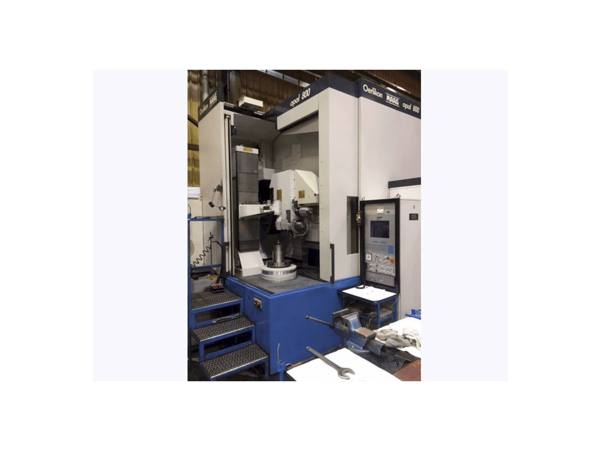 Widok z przodu maszyny Oerlikon MAAG OPAL 800