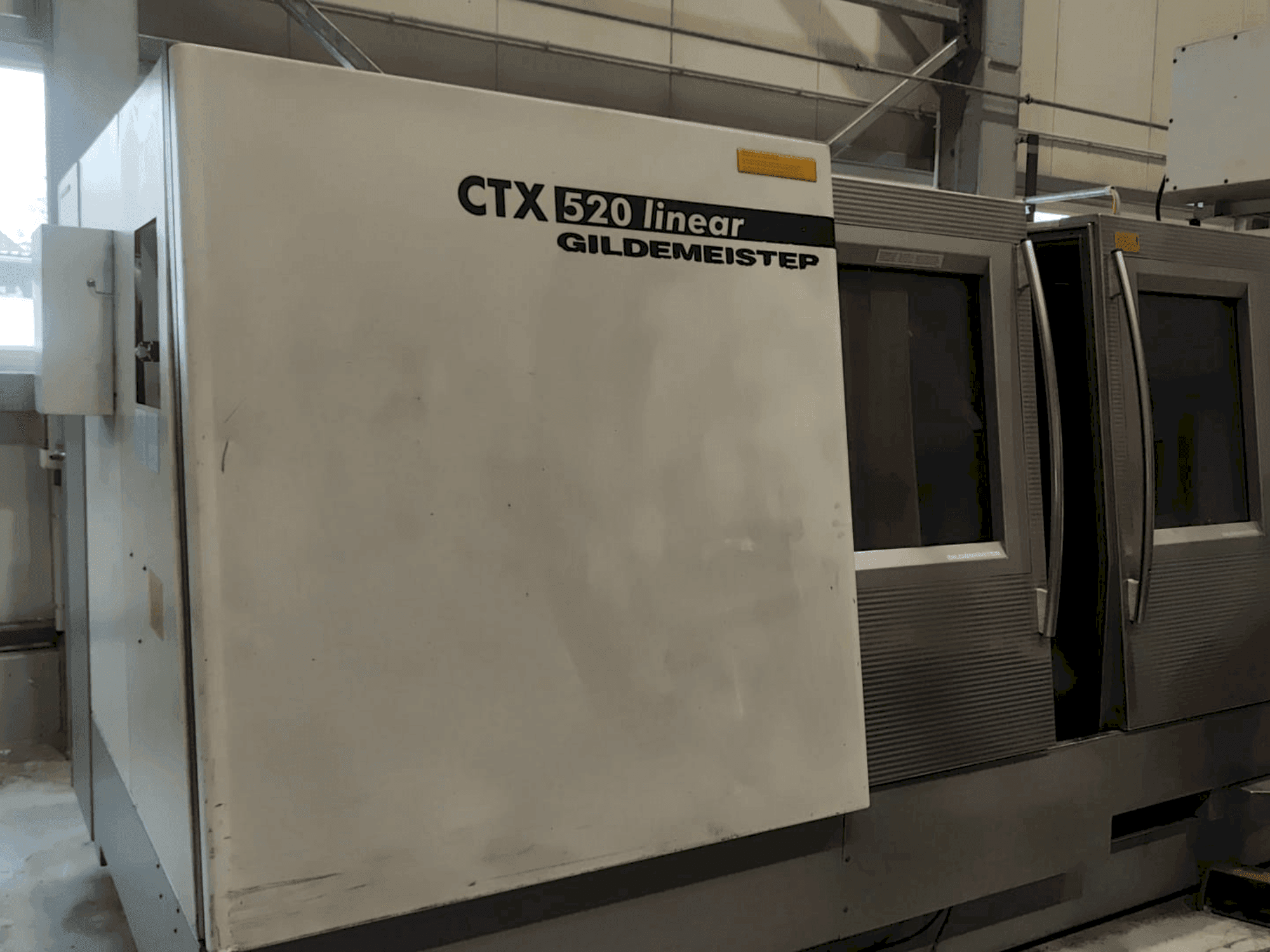 Widok z przodu maszyny Gildemeister CTX 520 linear