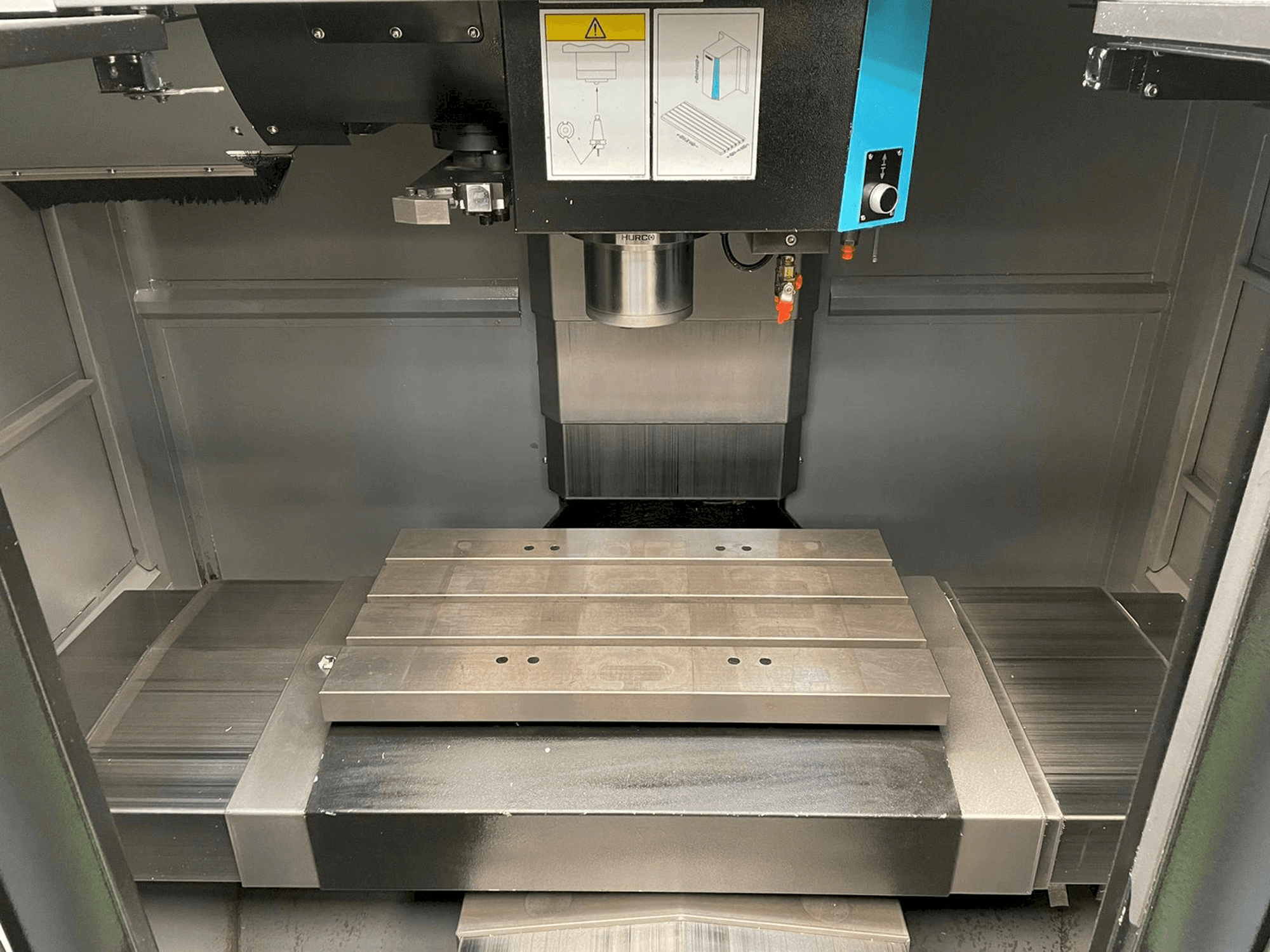 Widok z przodu maszyny Hurco VM 10i