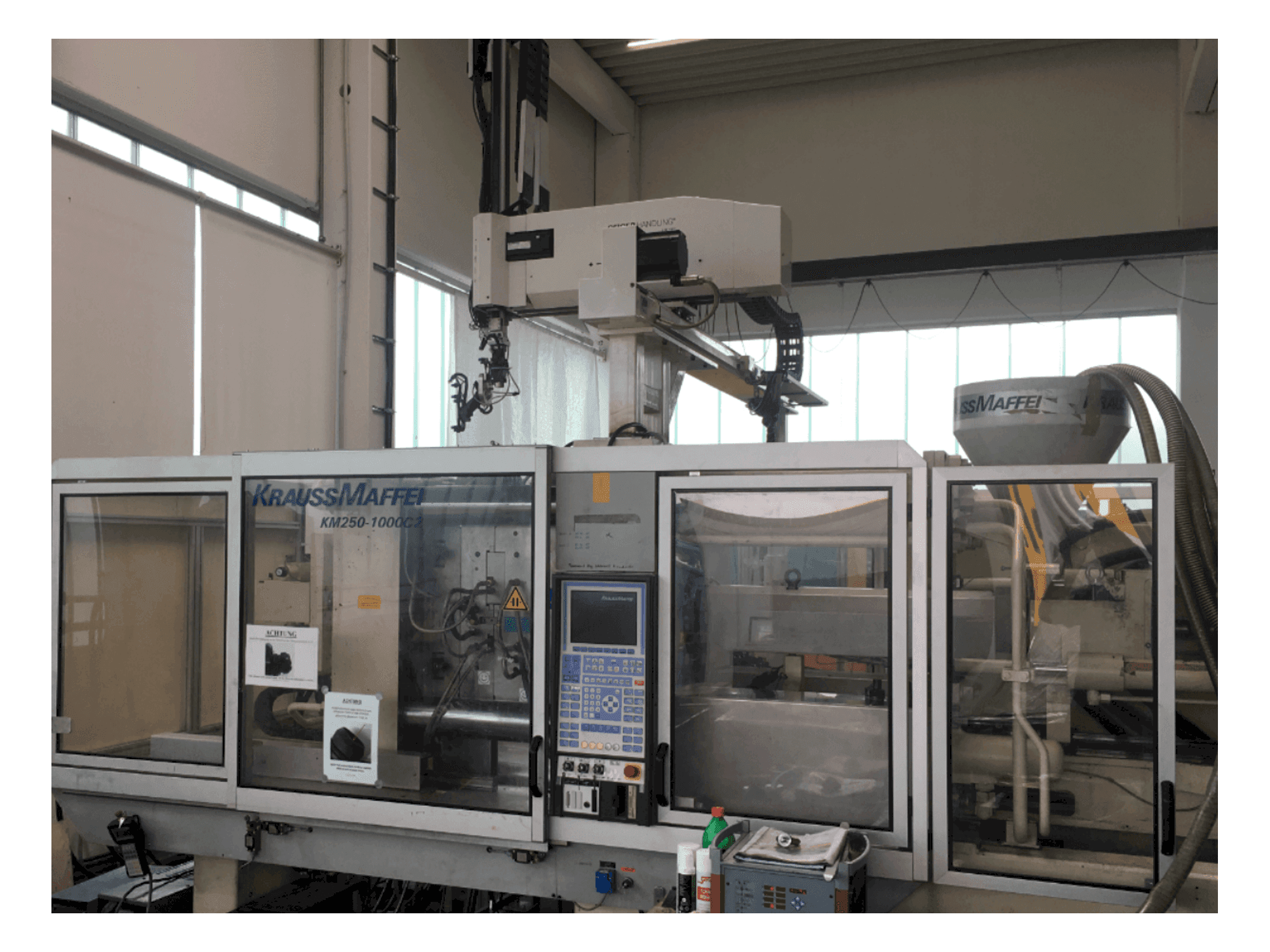 Widok z przodu maszyny Krauss Maffei 250-1000 C2