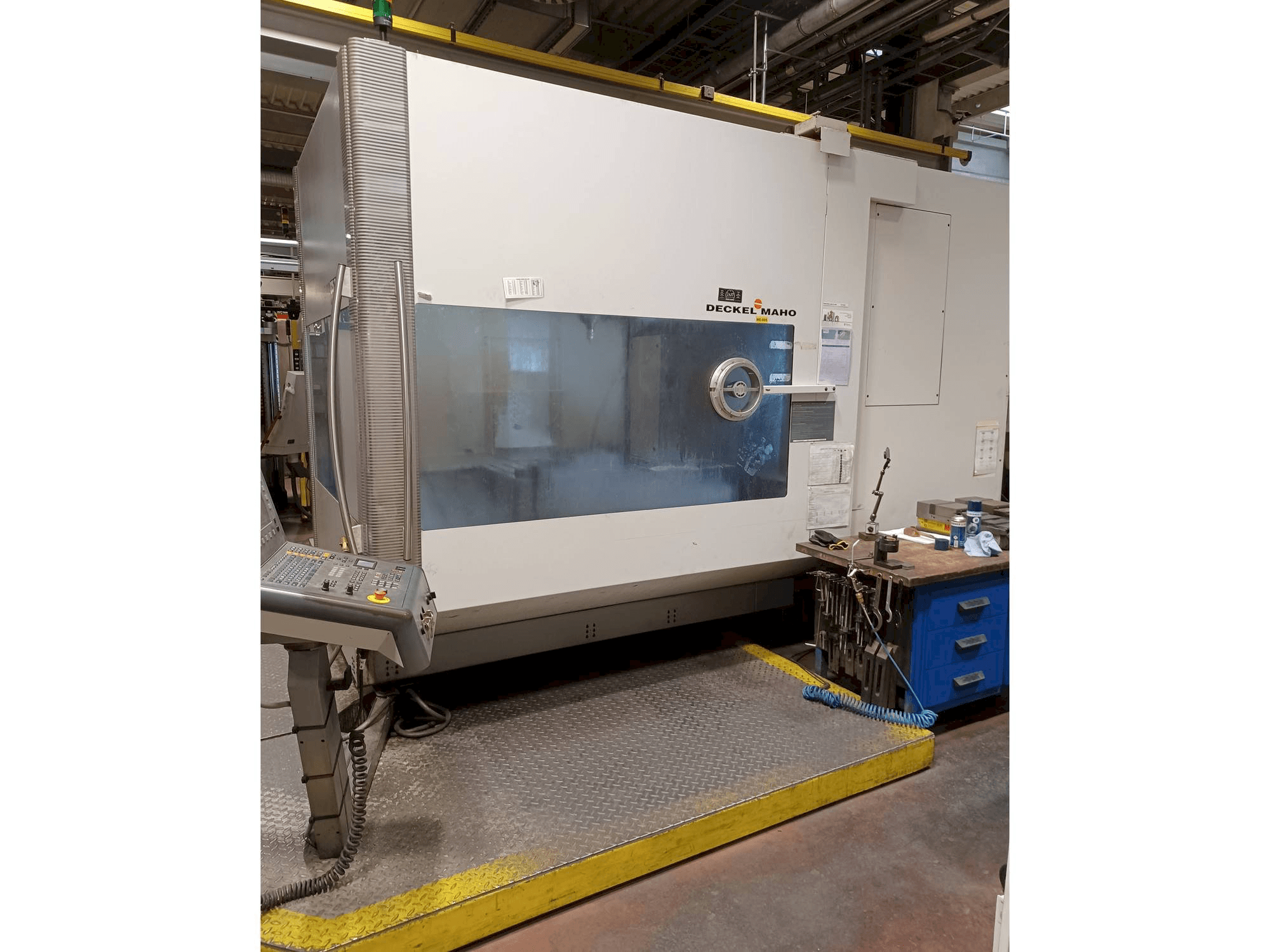 Widok z przodu maszyny DECKEL MAHO DMU 125 T hi-dyn