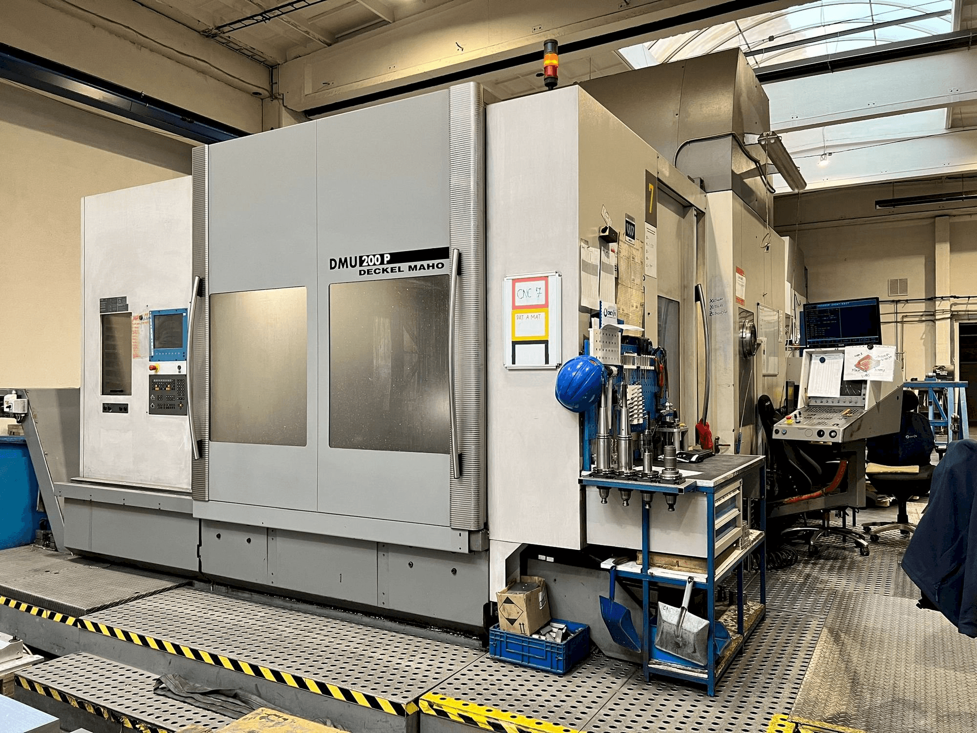 Widok z przodu maszyny DECKEL MAHO DMU 200P