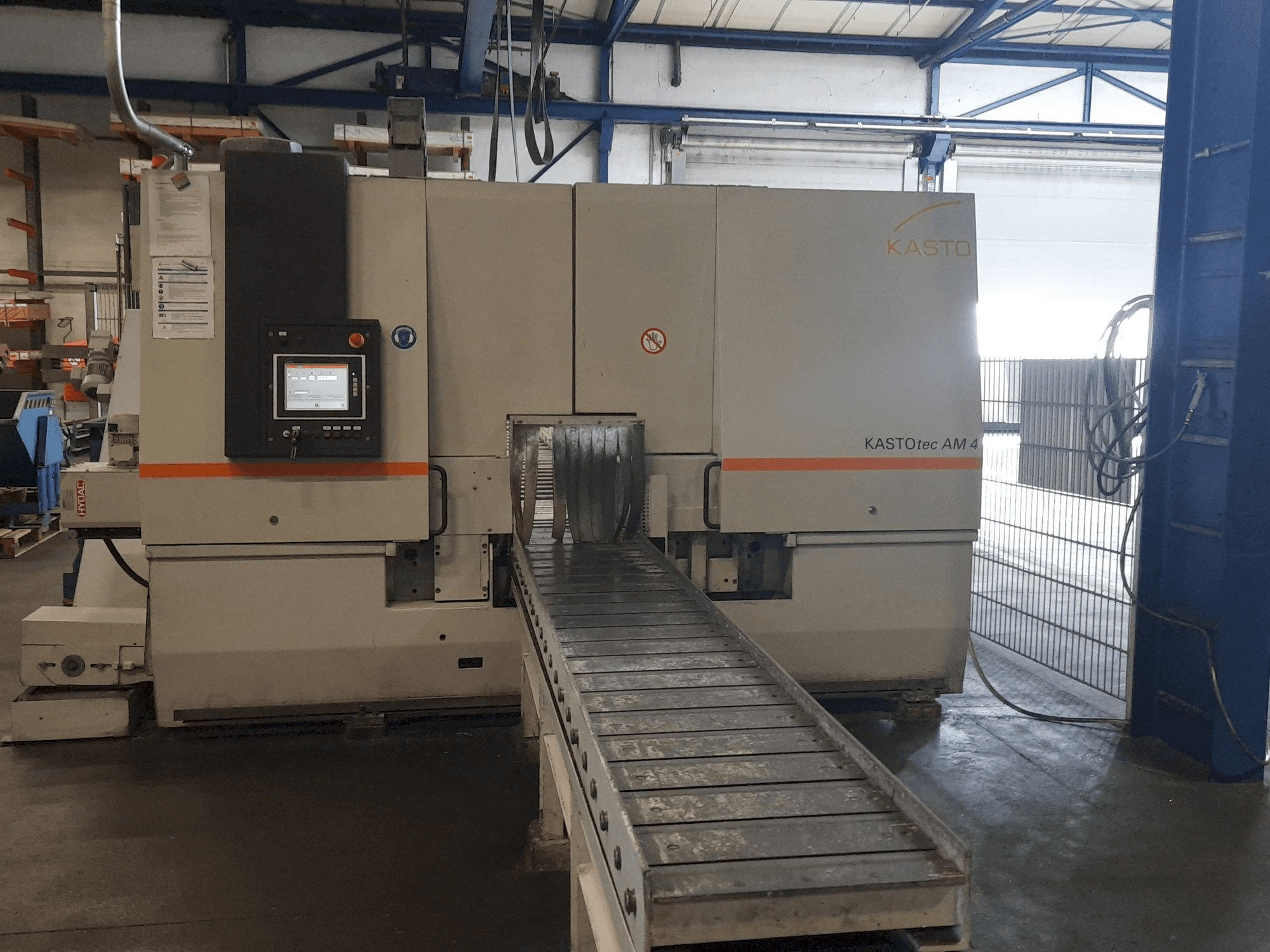 Widok z przodu maszyny KASTO tec AM 4