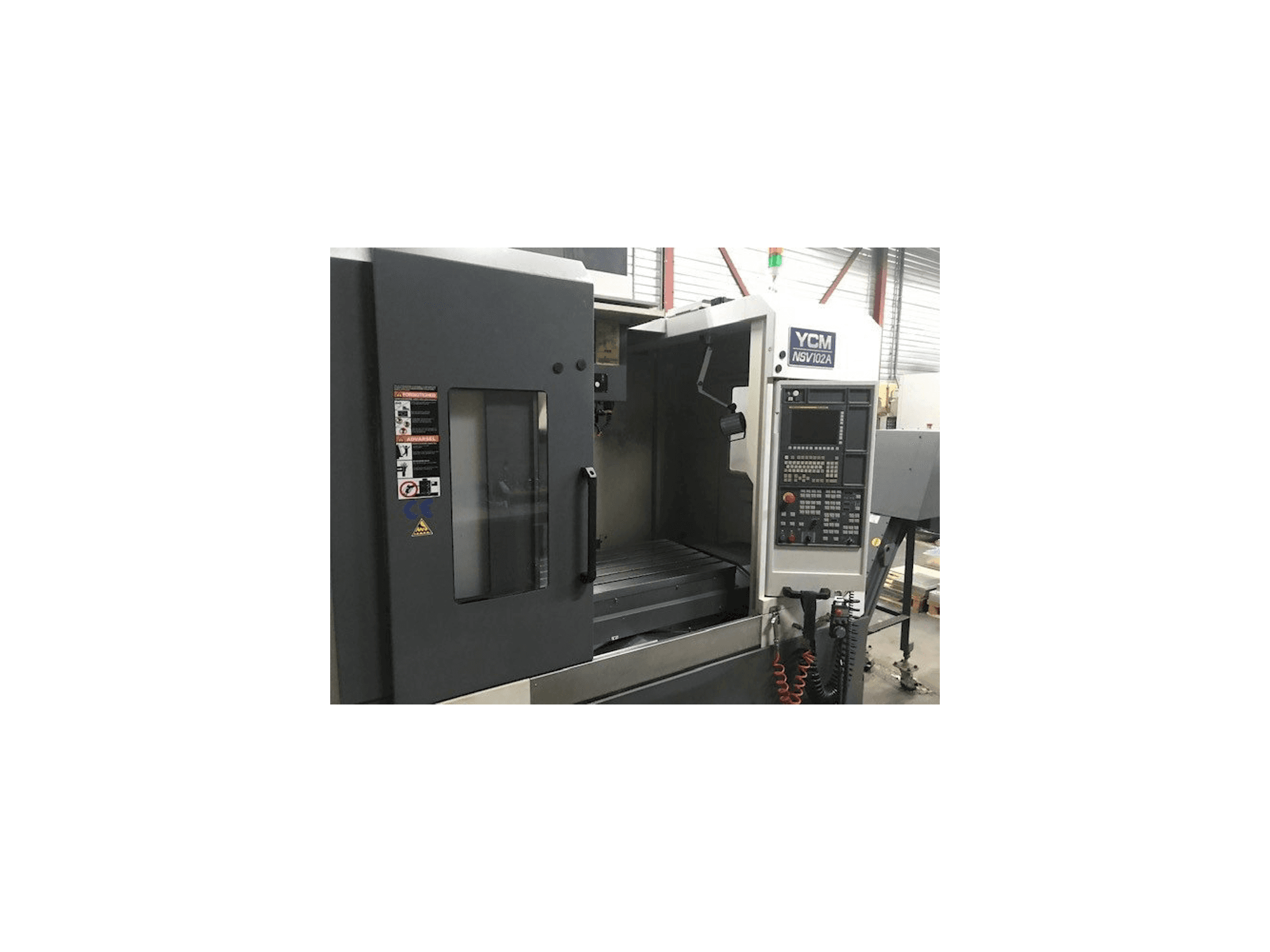Widok z przodu maszyny YCM NSV102A