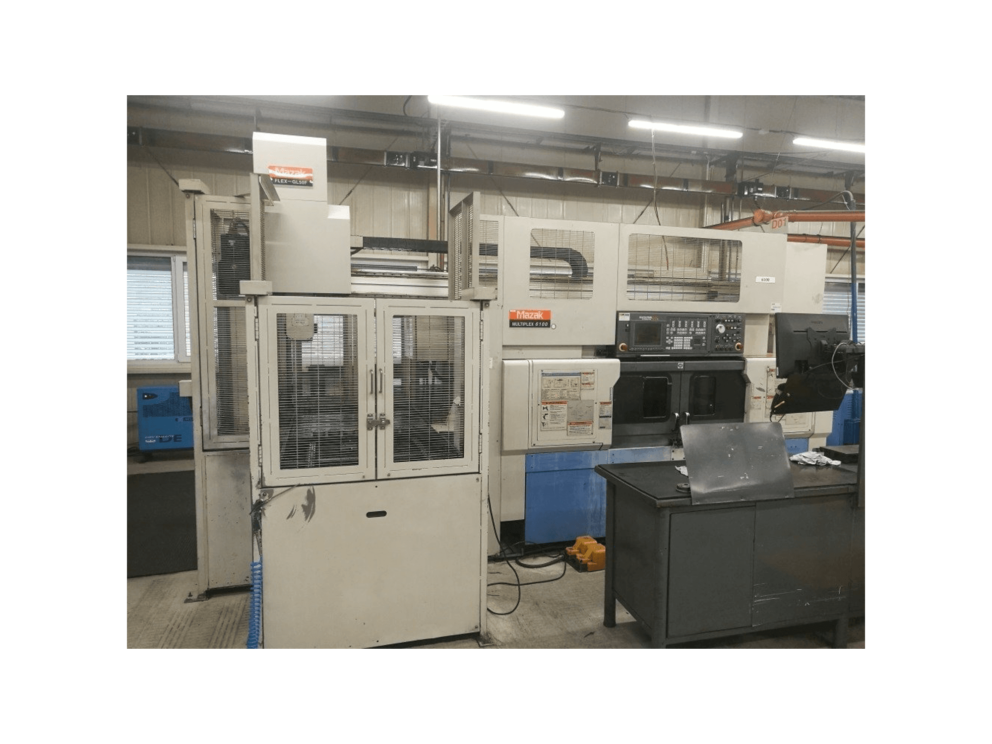 Widok z przodu maszyny Mazak Multiplex 6100 + robot FLEX-GL50F