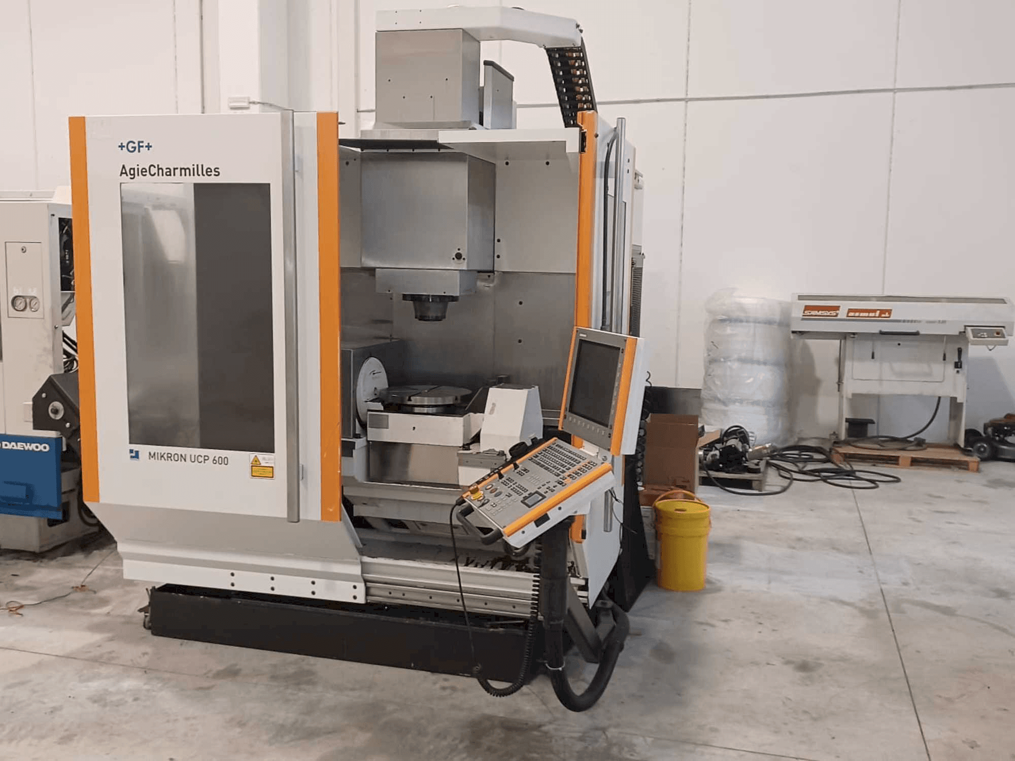 Widok z przodu maszyny AgieCharmilles Mikron UCP 600