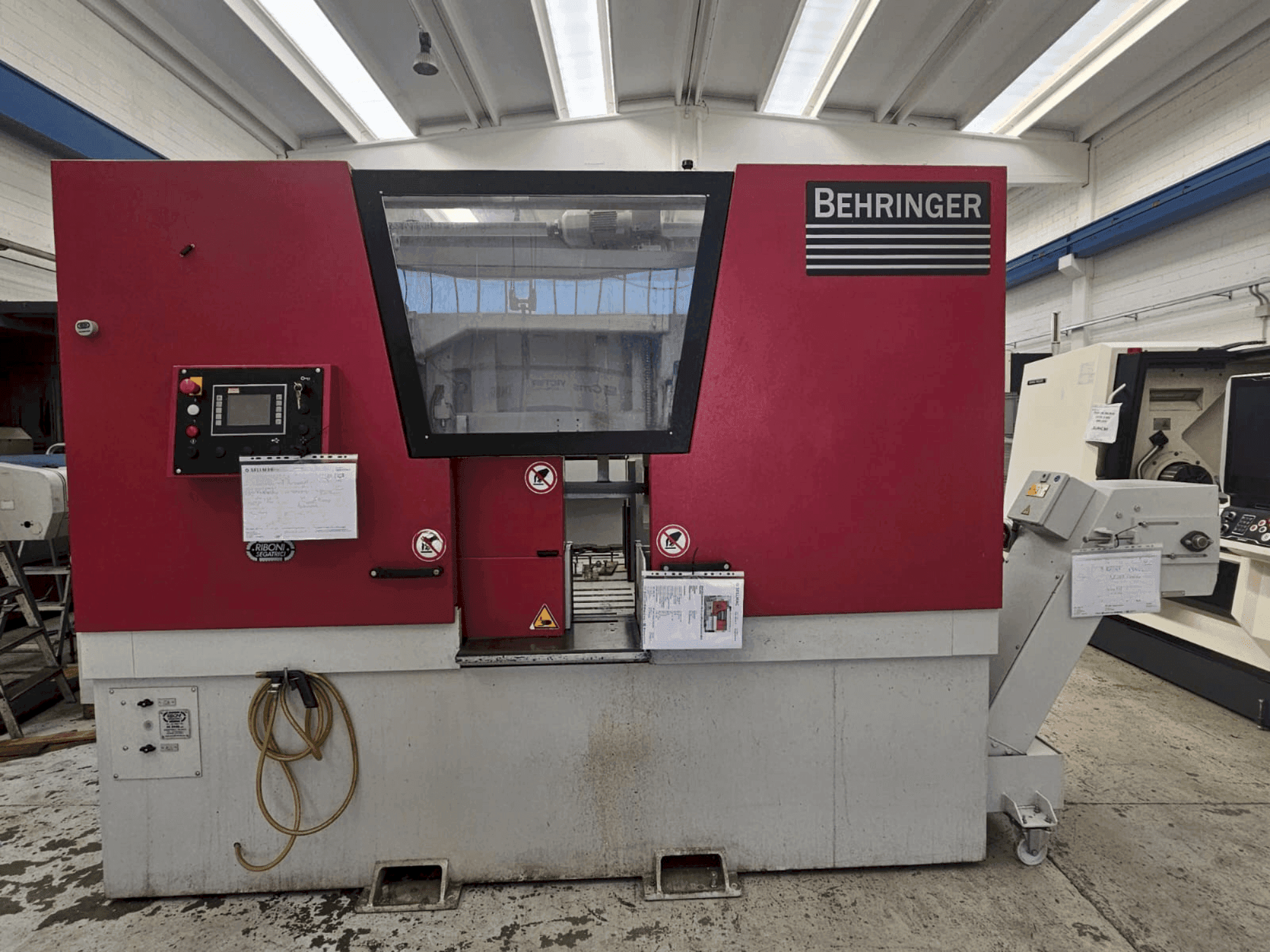 Widok z przodu maszyny Behringer HBE 511 A