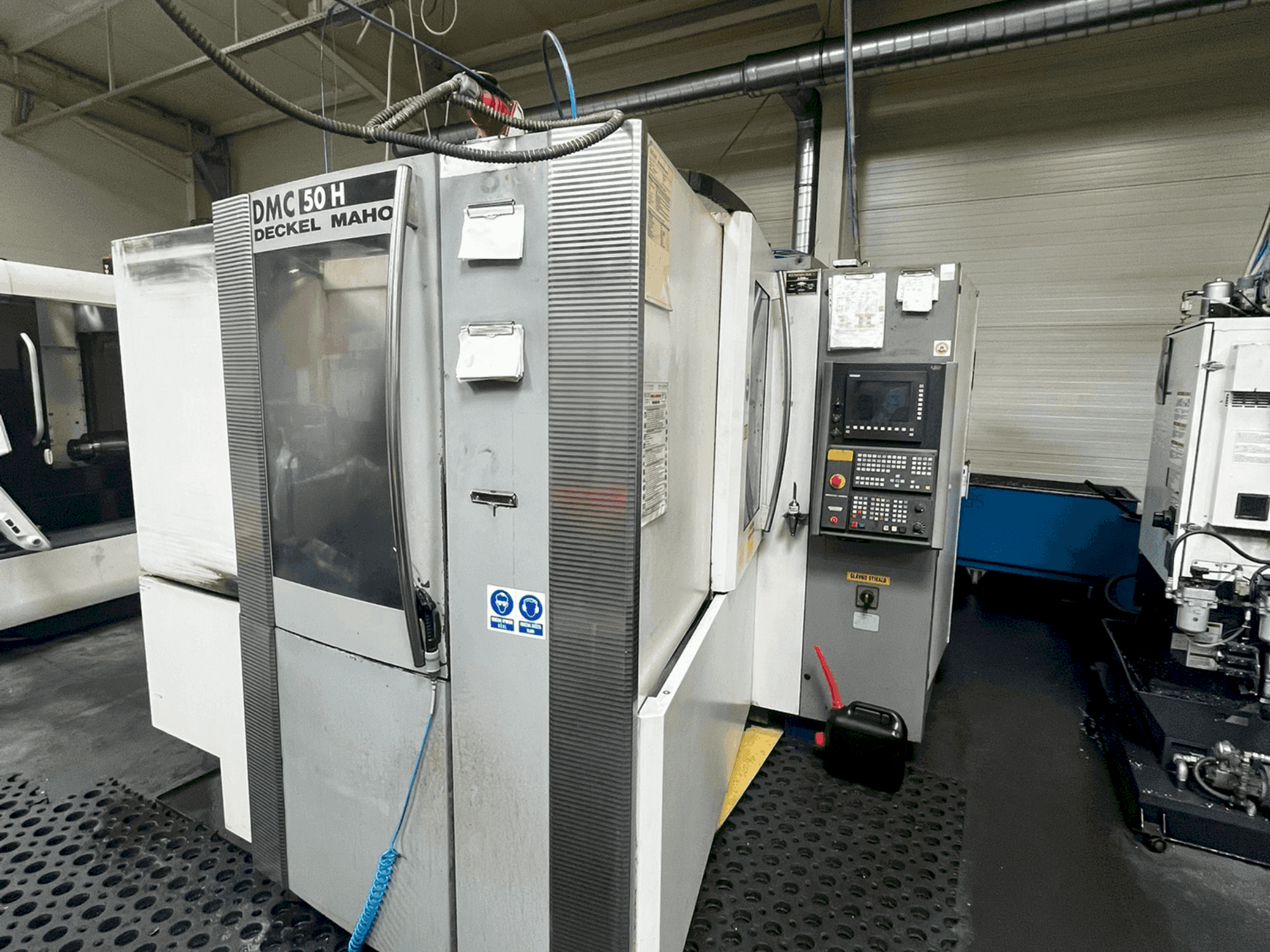 Widok z przodu maszyny DECKEL MAHO DMC 50 H