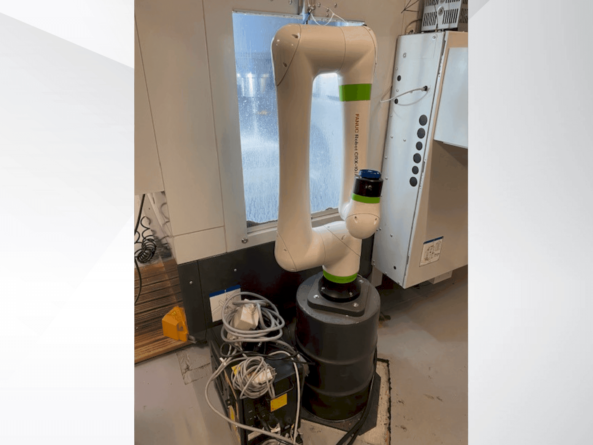 Widok z przodu maszyny FANUC CRX10iA