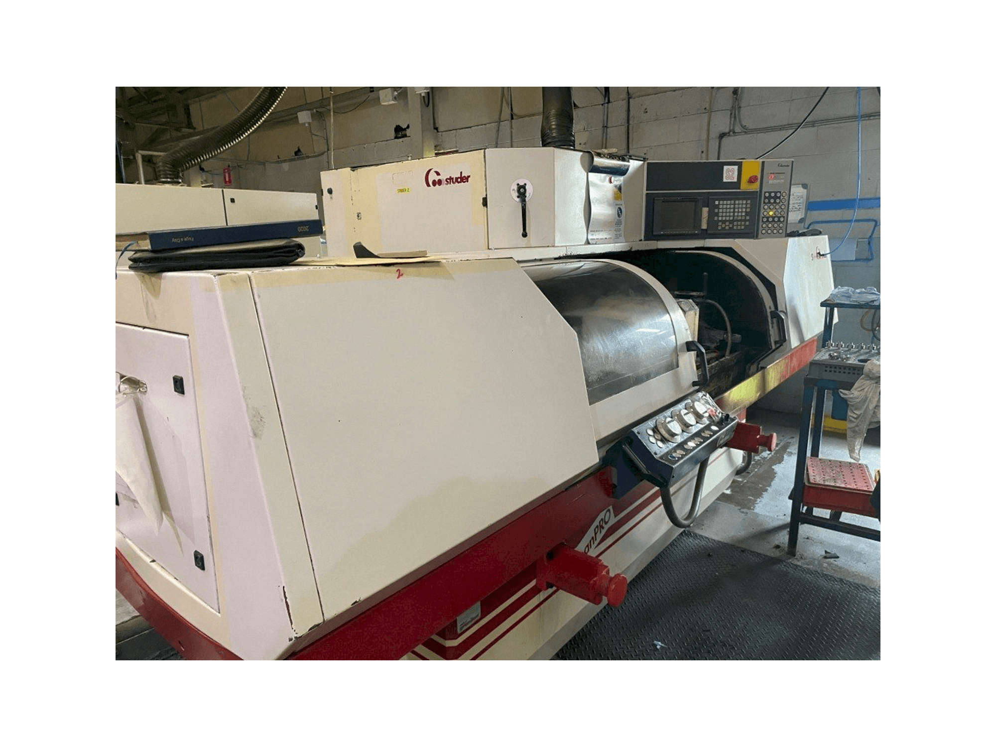 Widok z przodu maszyny STUDER S30 lean PRO