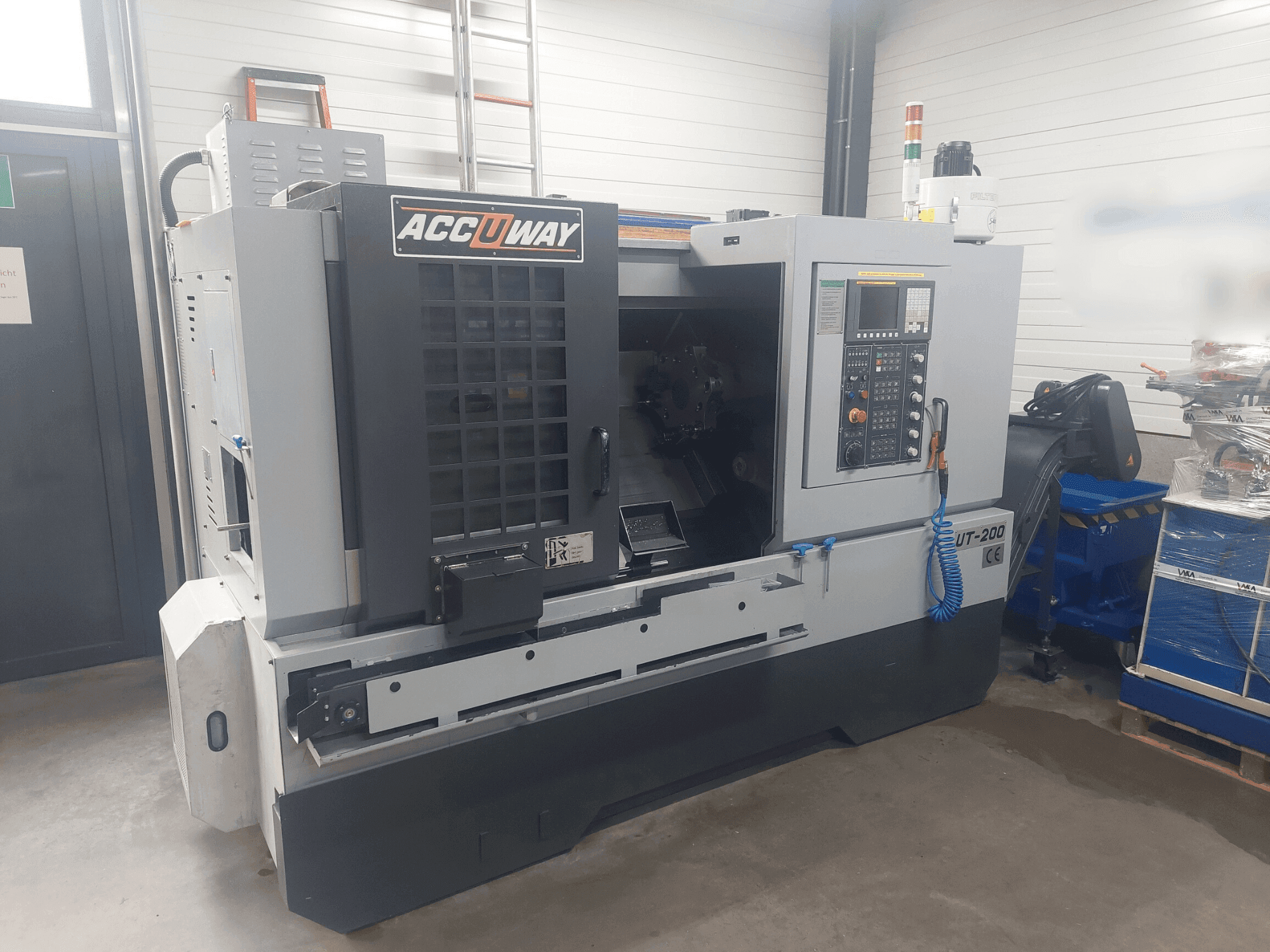 Widok z przodu maszyny ACCUWAY UT-200