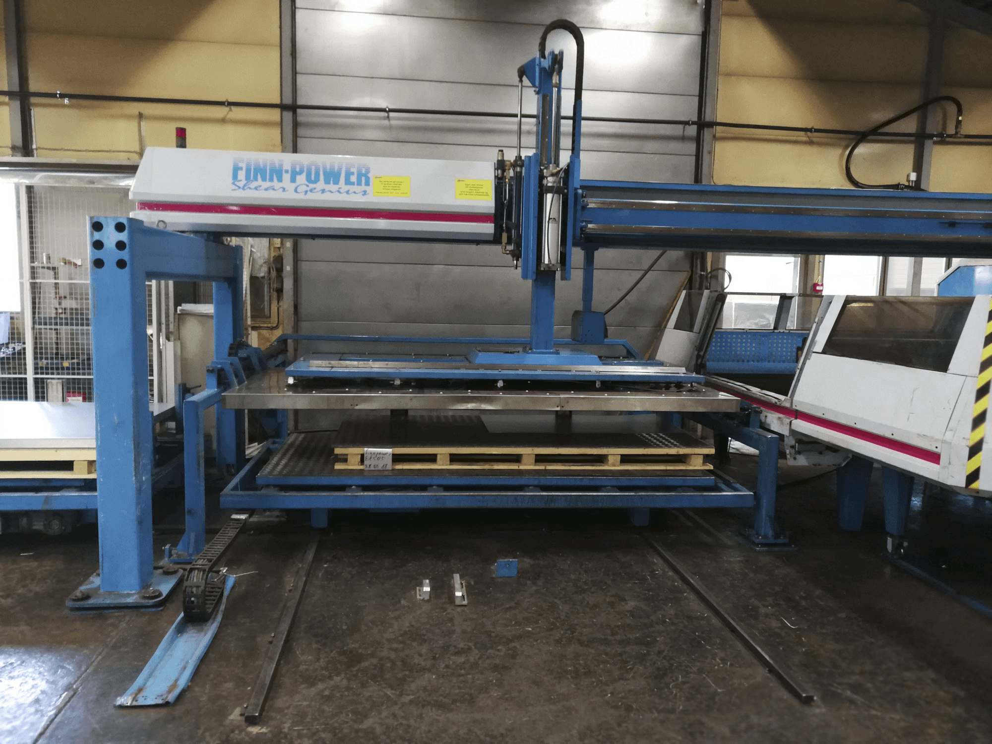 Widok z przodu 1 maszyny Finn-Power TRS 6 SBU