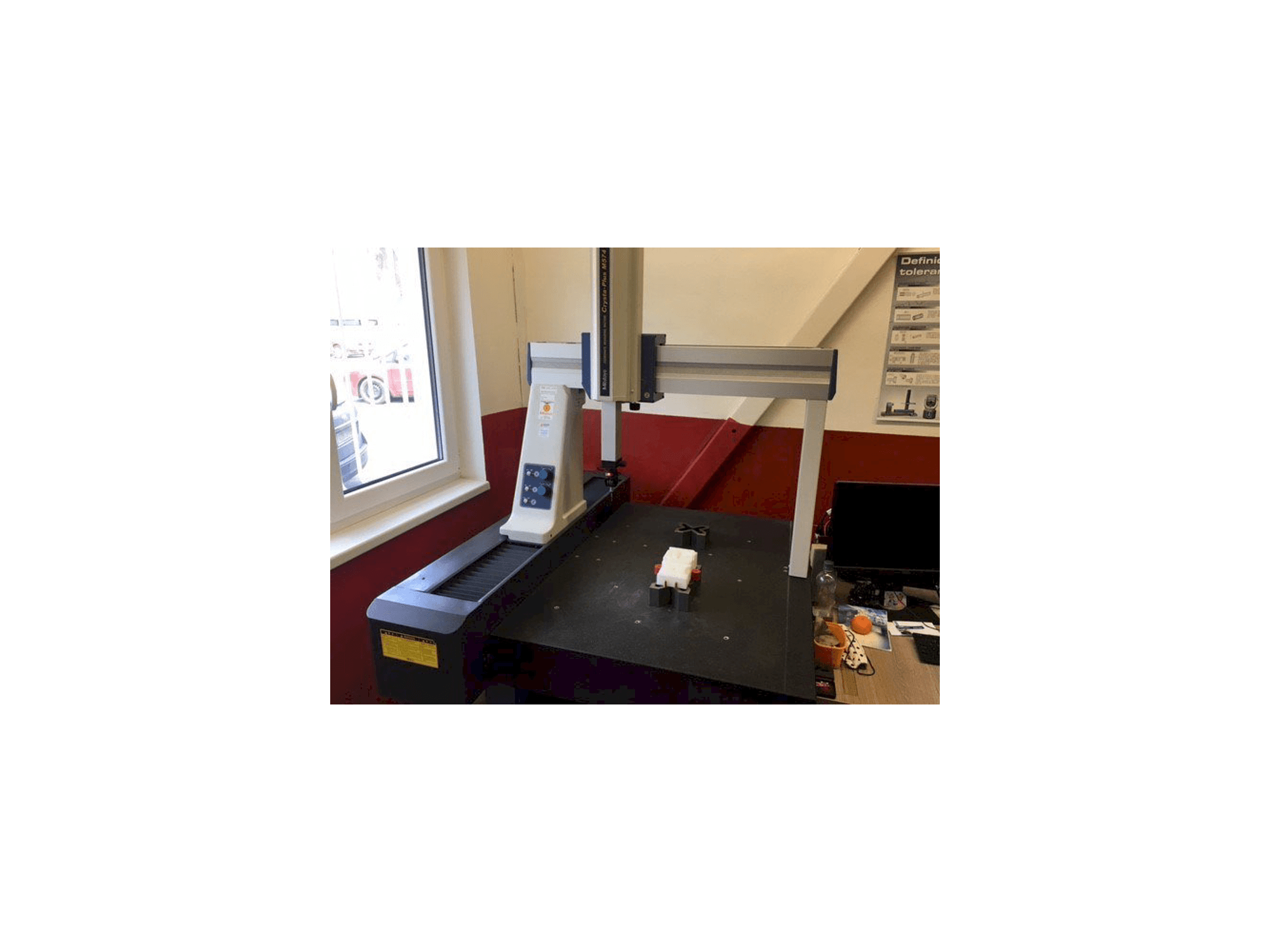 Widok z przodu maszyny Mitutoyo Crysta-Plus M 574