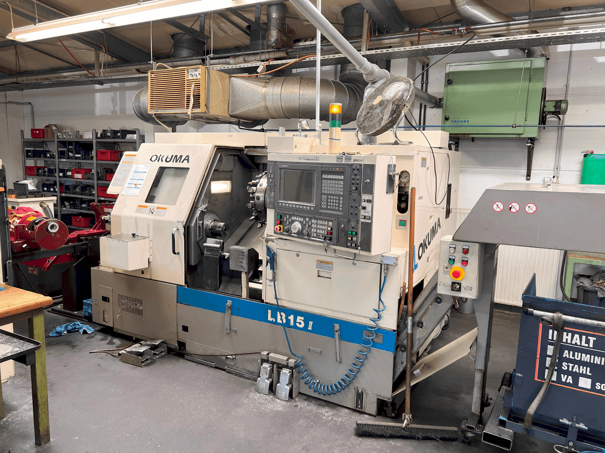 Widok z przodu maszyny Okuma LB15II