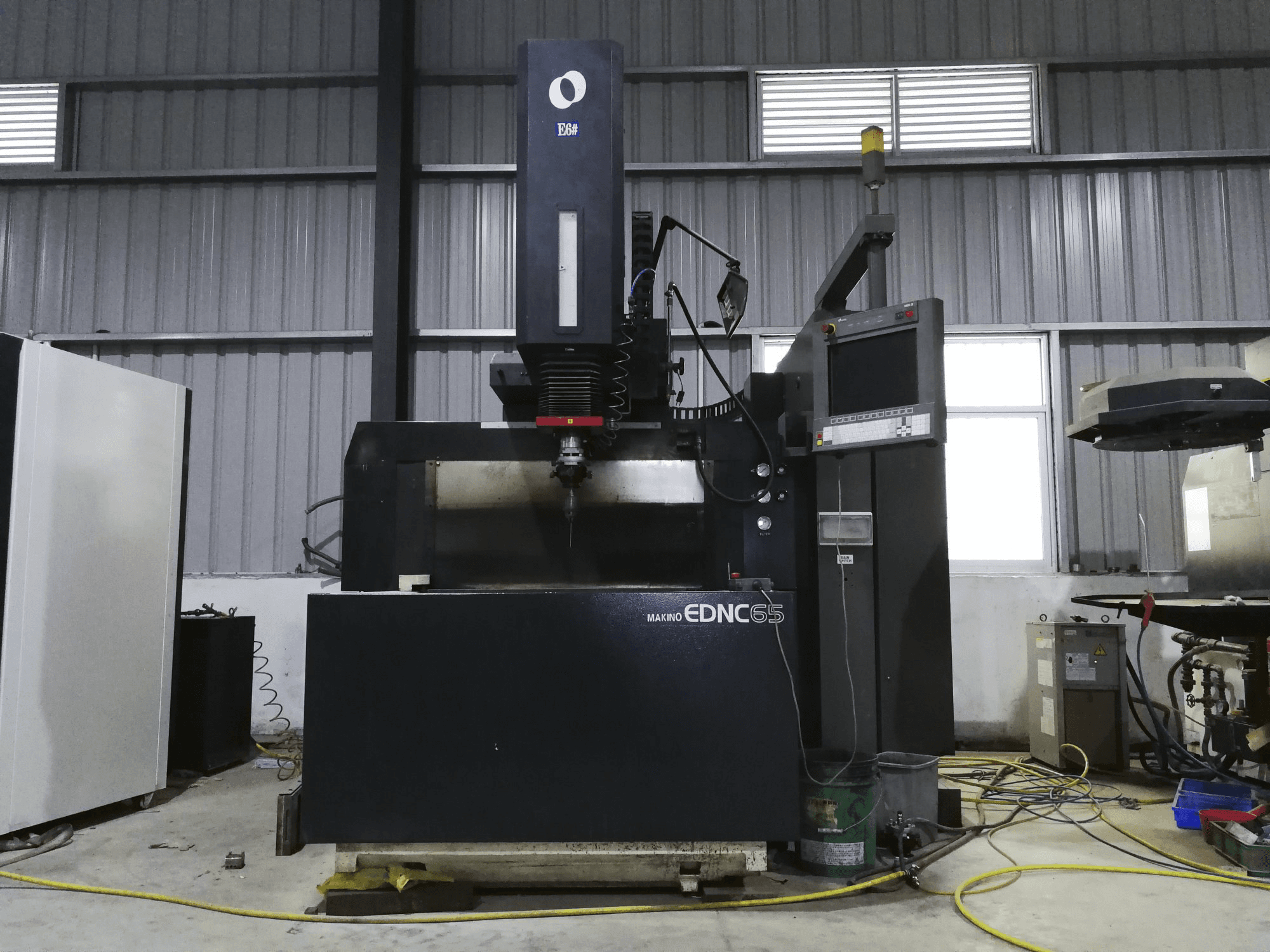 Widok z przodu maszyny Makino EDNC65