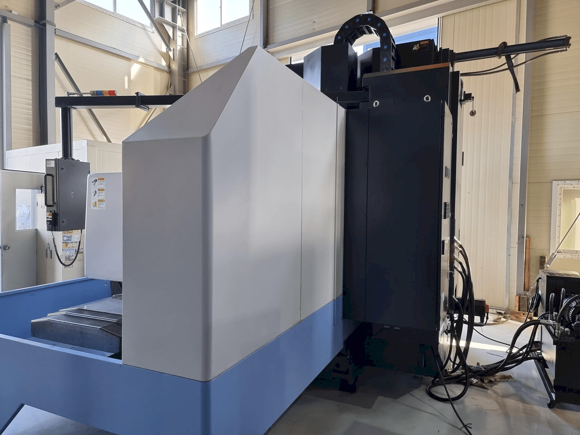 Widok z lewej maszyny Doosan VM 960L