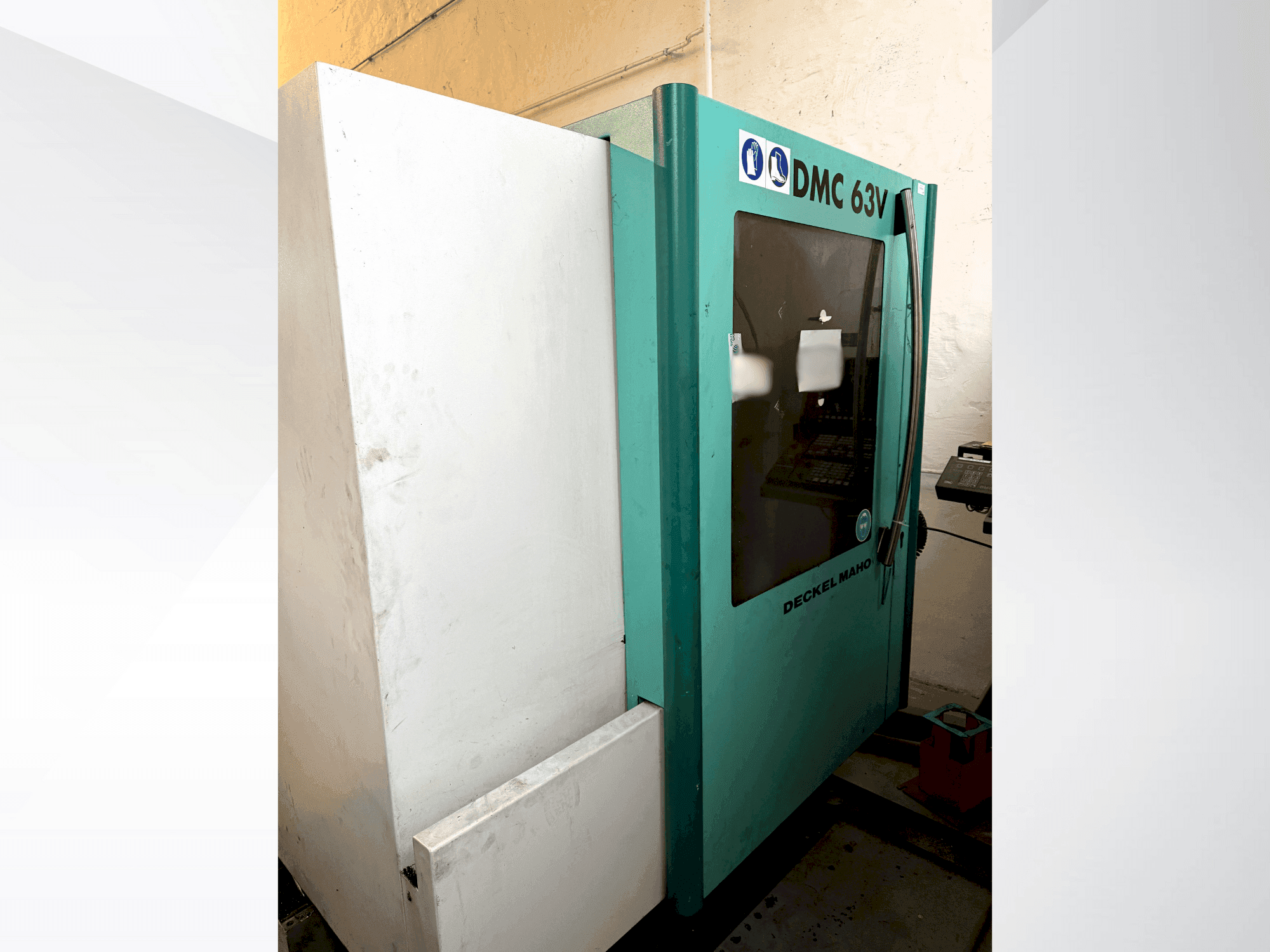 Widok z przodu maszyny DMG MORI Deckel Maho 63V