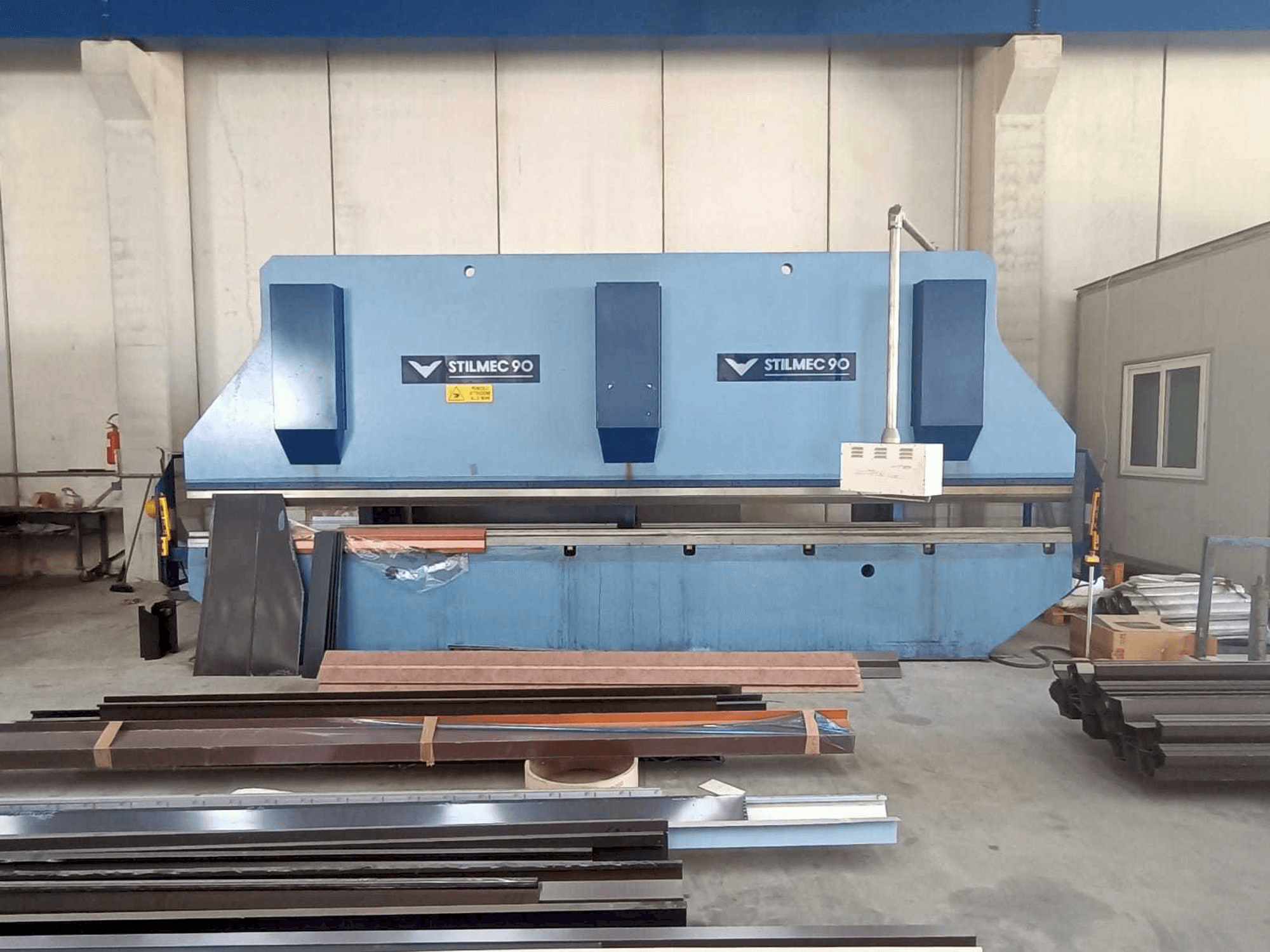 Widok z przodu maszyny Stillmec 90 6500 x 200 ton