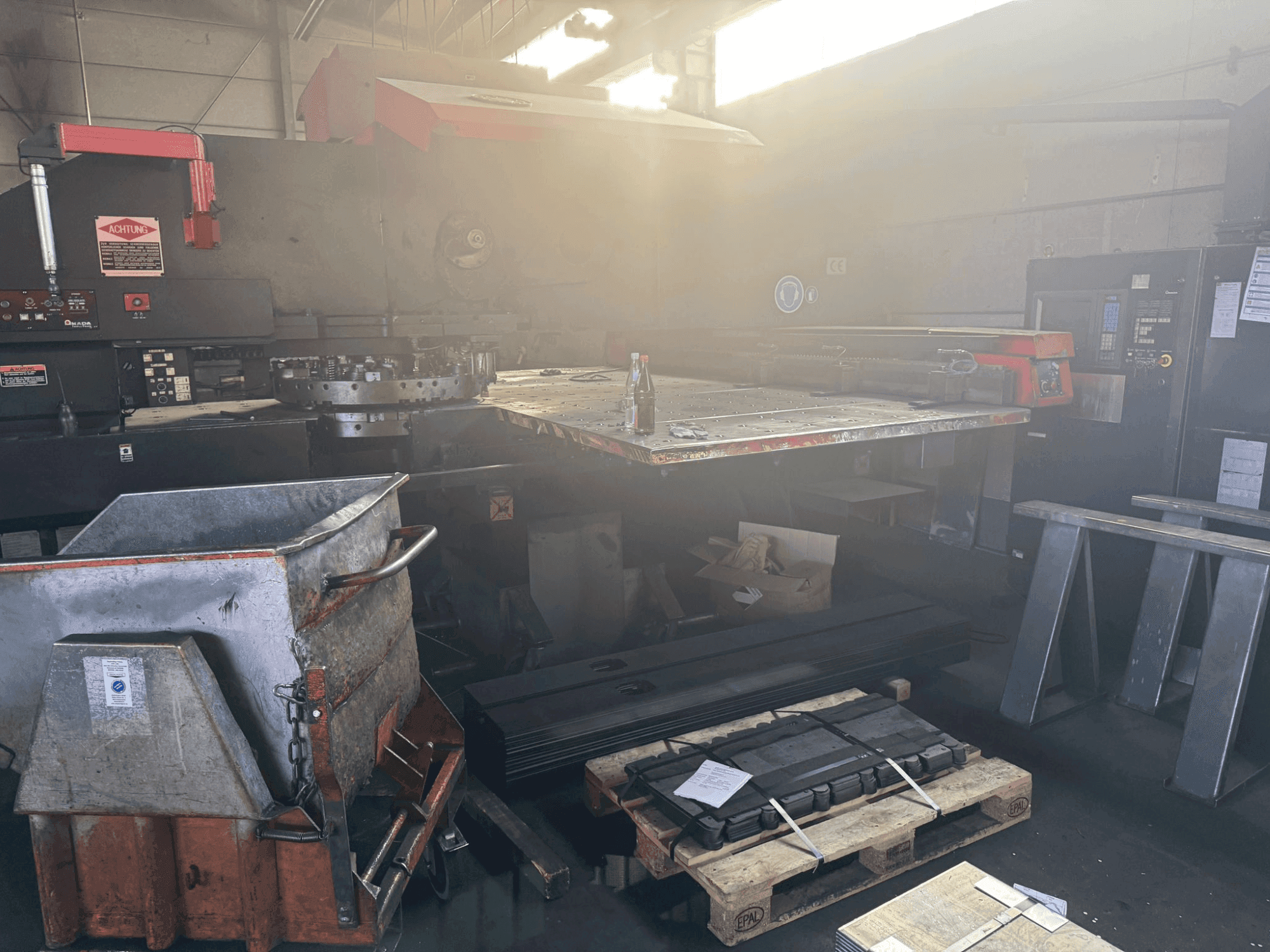 Widok z przodu maszyny AMADA PEGA 306072 2000MM