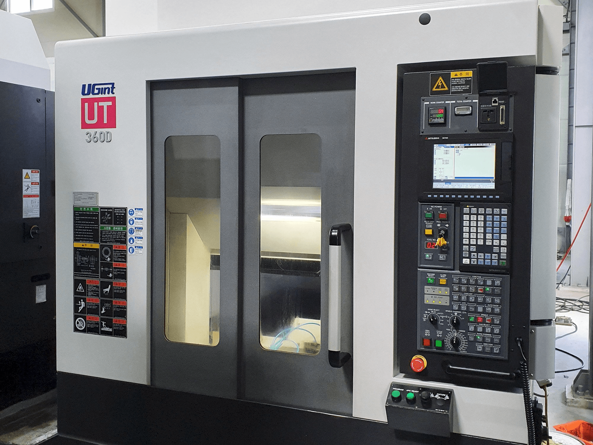 Widok z przodu maszyny UGINT UT360D