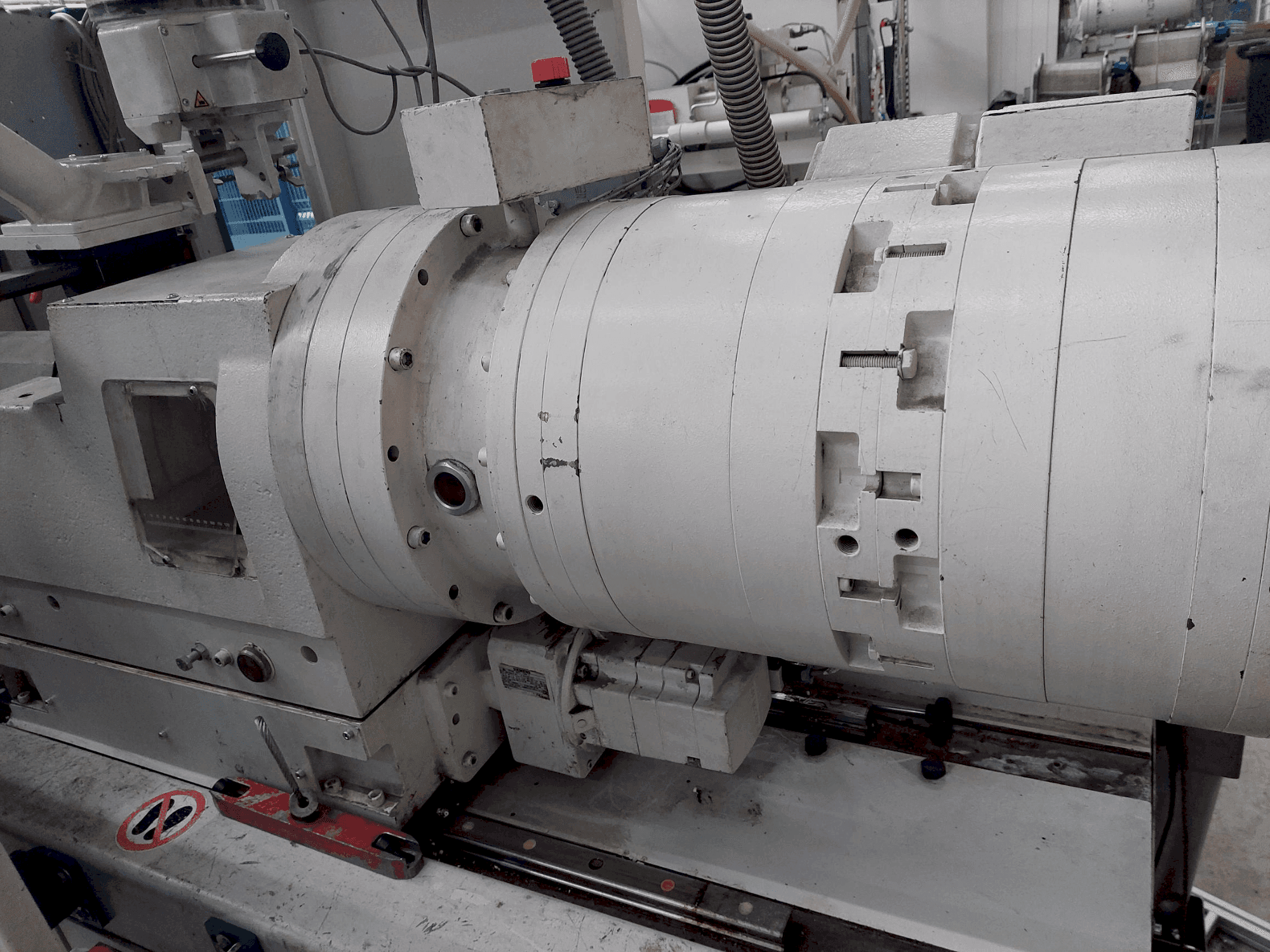 Widok z przodu maszyny Krauss Maffei 80-180 EX