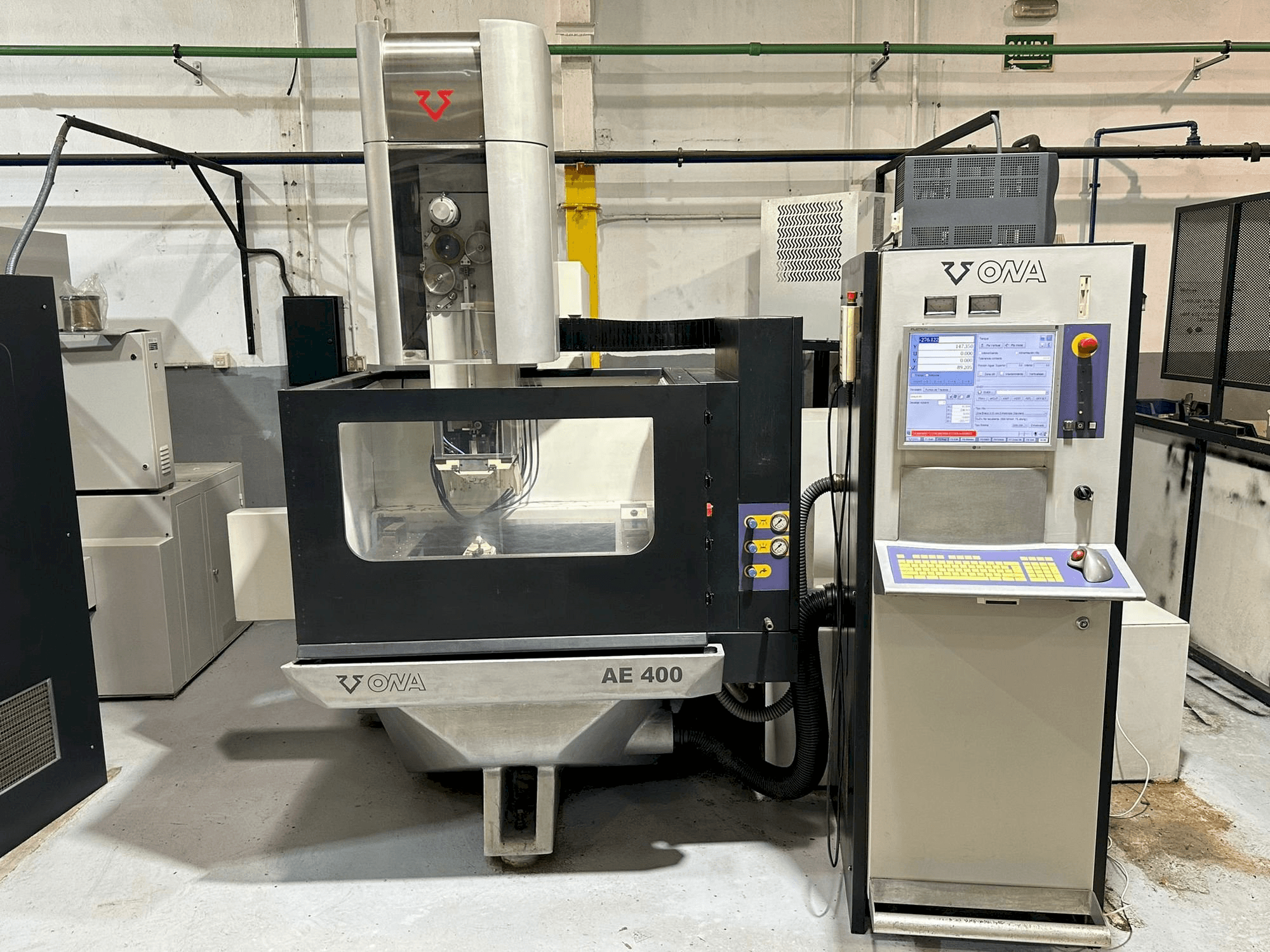 Widok z przodu maszyny ONA AE400