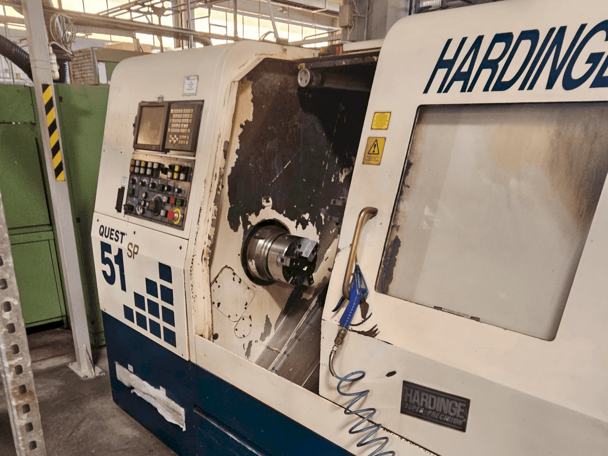 Widok z przodu maszyny HARDINGE Quest 51 SP