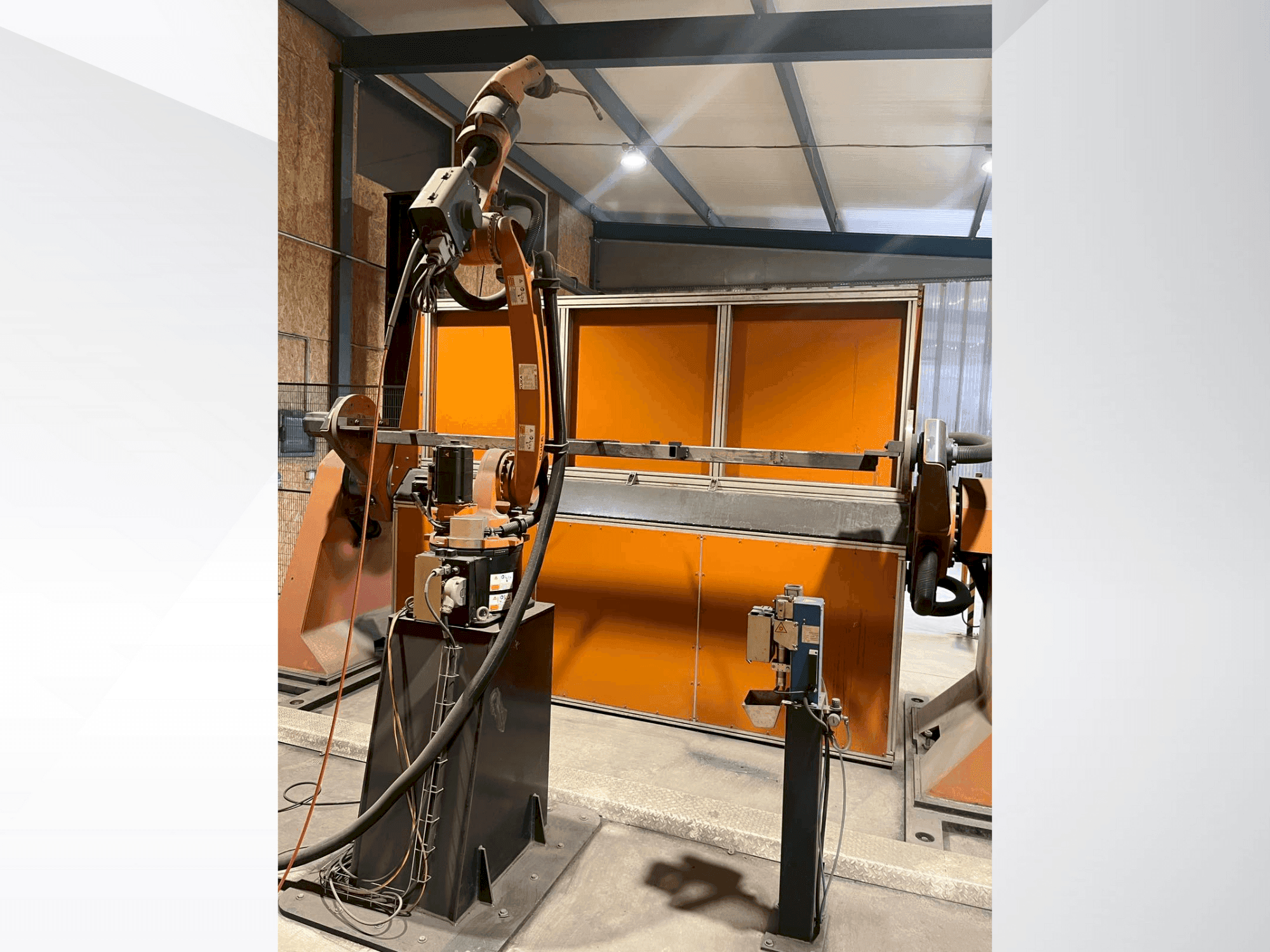 Widok z przodu maszyny KUKA KR8 R2100-2 arc HW