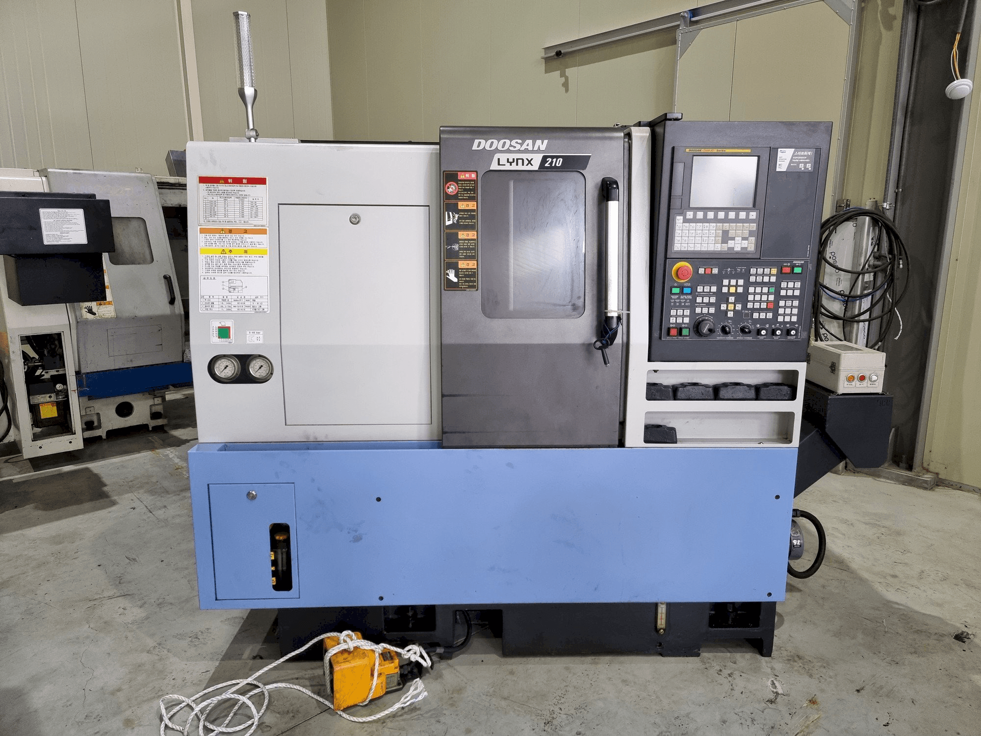 Widok z przodu maszyny Doosan LYNX 210